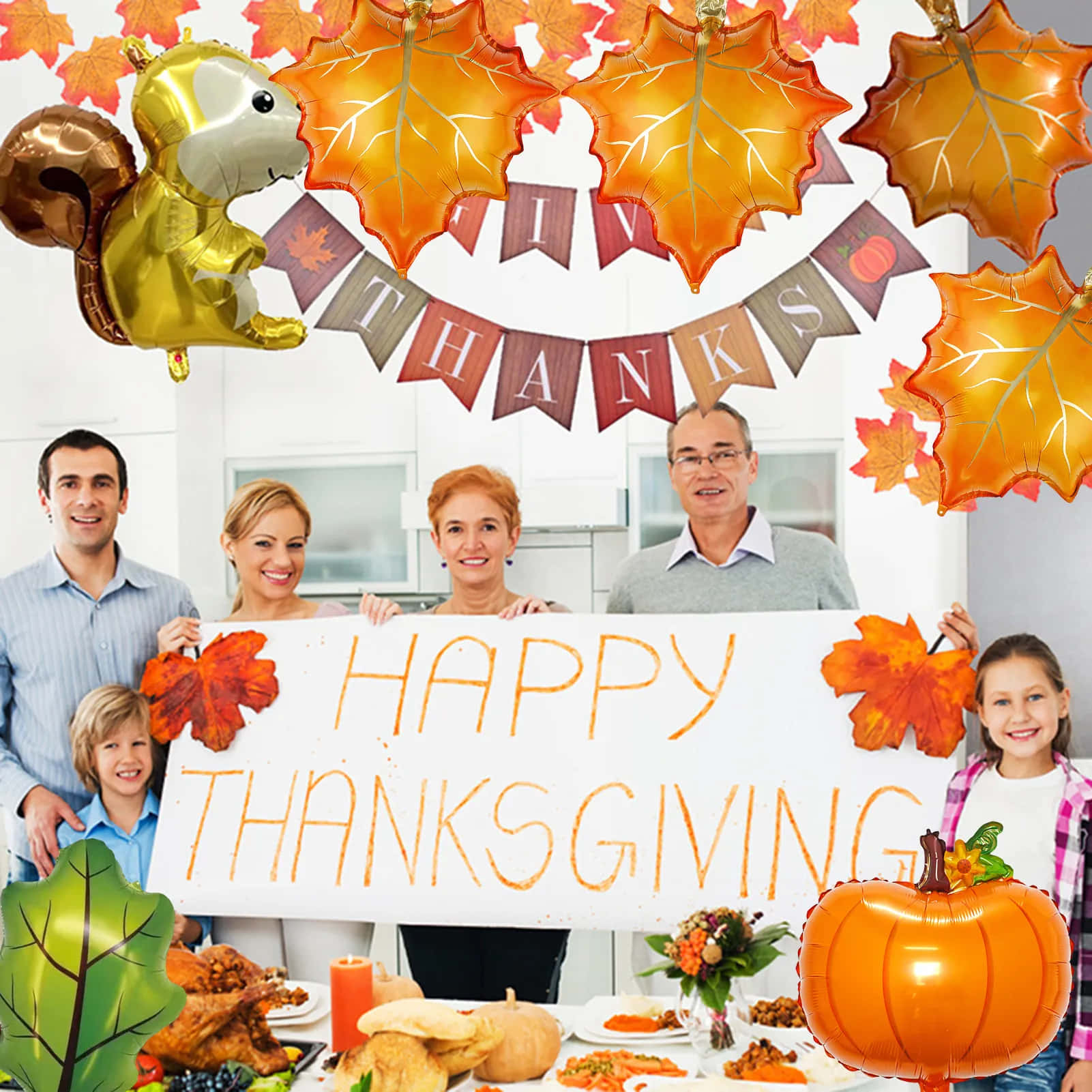 Fall Thanksgiving 桌布 壁紙 — 一個微笑的家庭圍繞著感恩節餐桌，桌上裝飾著秋葉、南瓜和「感恩節快樂」橫幅。