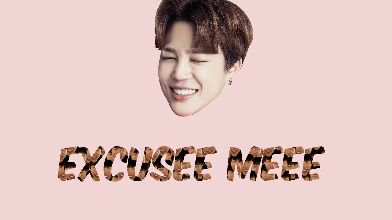 Excuse Me 桌布 壁紙 — 一個微笑的年輕男子的頭漂浮在豹紋文字「EXCUSEE MEEE」上方，背景為柔和的粉紅色。