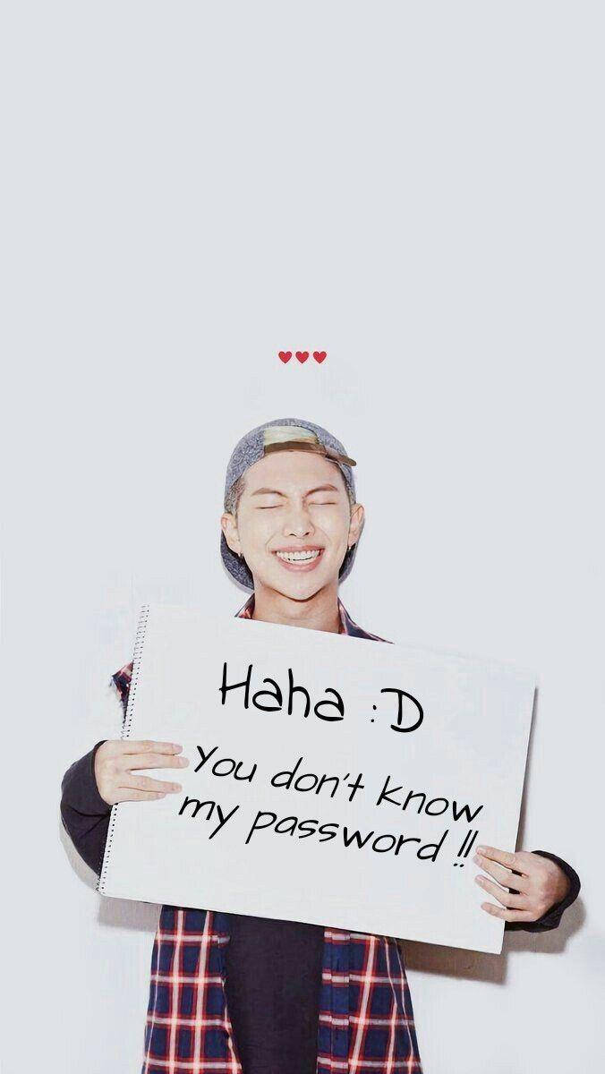 BTS 鎖定螢幕 桌布 壁紙 — 一個微笑的年輕男子閉著眼睛，拿著一個寫著「哈哈 :D 你不知道我的密碼!!」的牌子，背景是純白色。