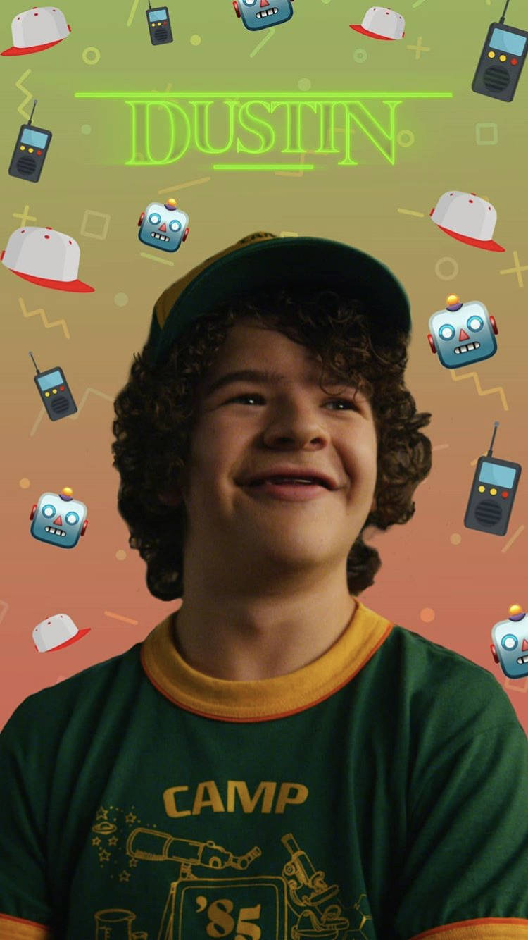 Dustin Stranger Things 桌布 壁紙 — 一個微笑的年輕男孩，捲髮，穿著綠色營地T恤，背景是充滿對講機和機器人圖標的復古風格。