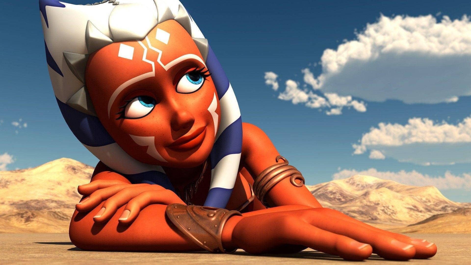 Ahsoka Tano 桌布 壁紙 — 一個微笑的橙色皮膚動畫角色，藍色眼睛，白色藍色頭飾，在藍天白雲下的沙漠中休息。