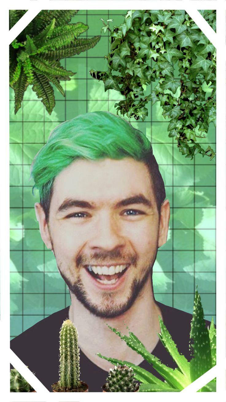 Jacksepticeye 桌布 壁紙 — 一個微笑的男人，擁有充滿活力的綠色頭髮，被茂密的綠色植物環繞，背景是網格。