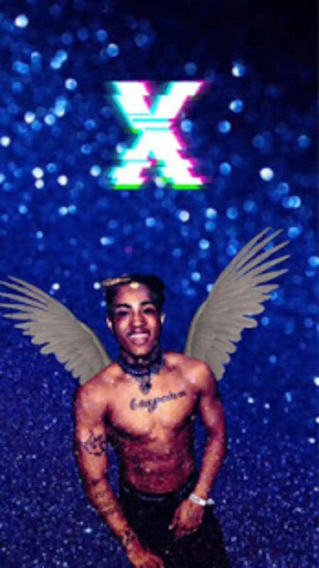 酷酷的xxxtentacion 桌布 壁紙 — 一個微笑的男人，擁有天使翅膀和刺青，站在閃爍的藍色星空背景前，上方有一個故障霓虹X。
