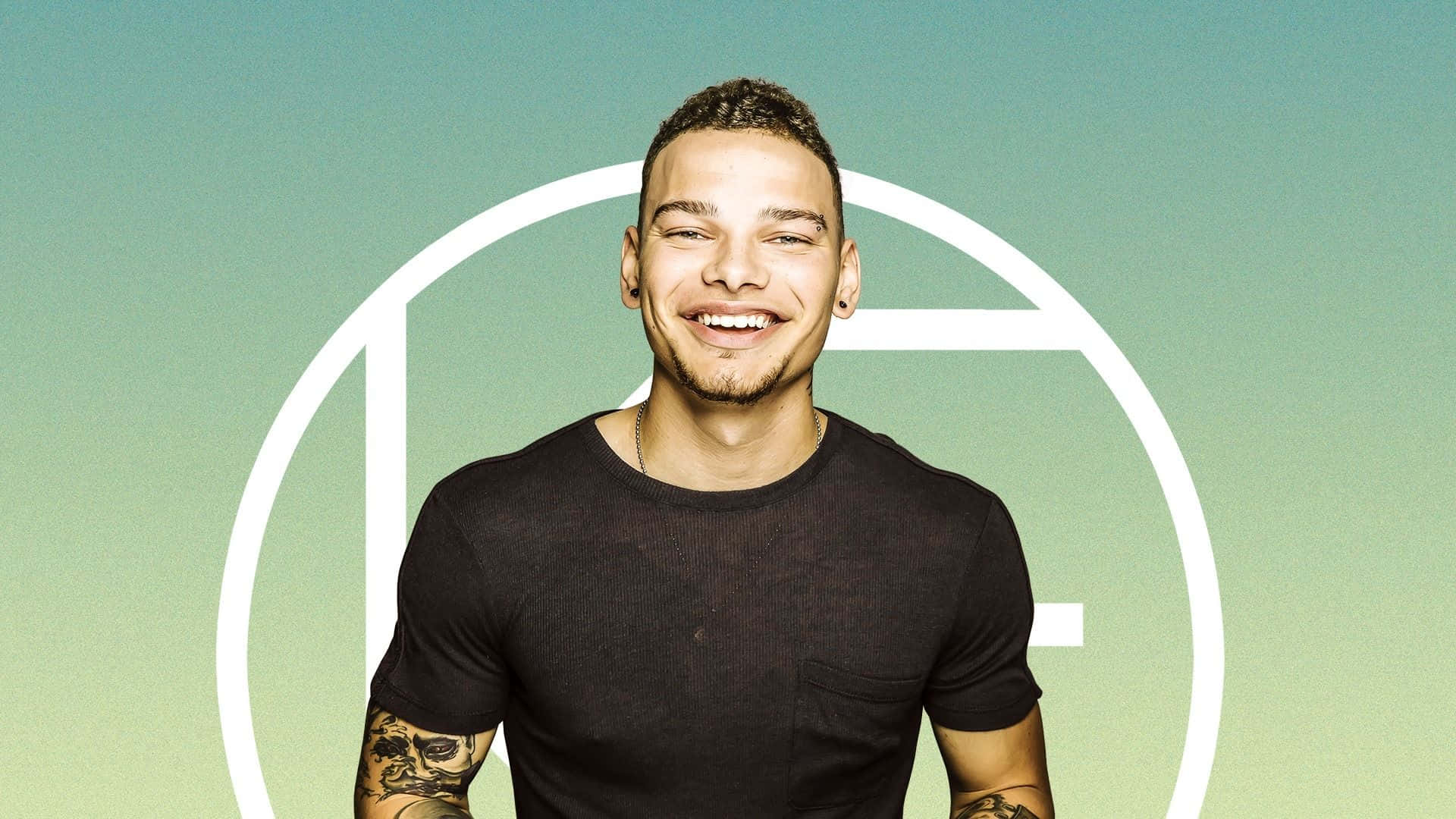 Kane Brown 桌布 壁紙 — 一個微笑的男人，有刺青，穿著黑色襯衫，站在綠色漸層背景前，帶有白色圓形圖案。