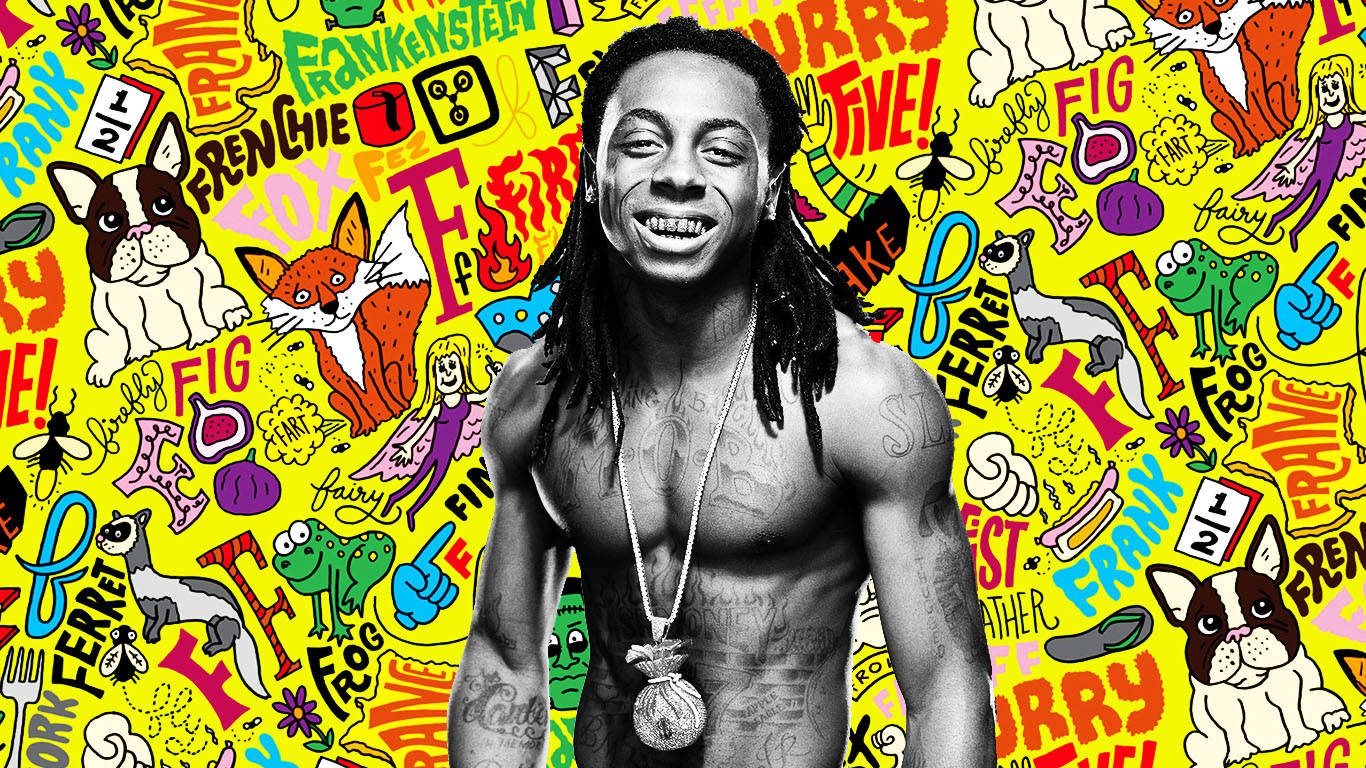 Lil Wayne 桌布 壁紙 — 一個微笑的男人，留著辮子頭和刺青，站在充滿卡通動物和彩色文字的鮮黃色背景前。