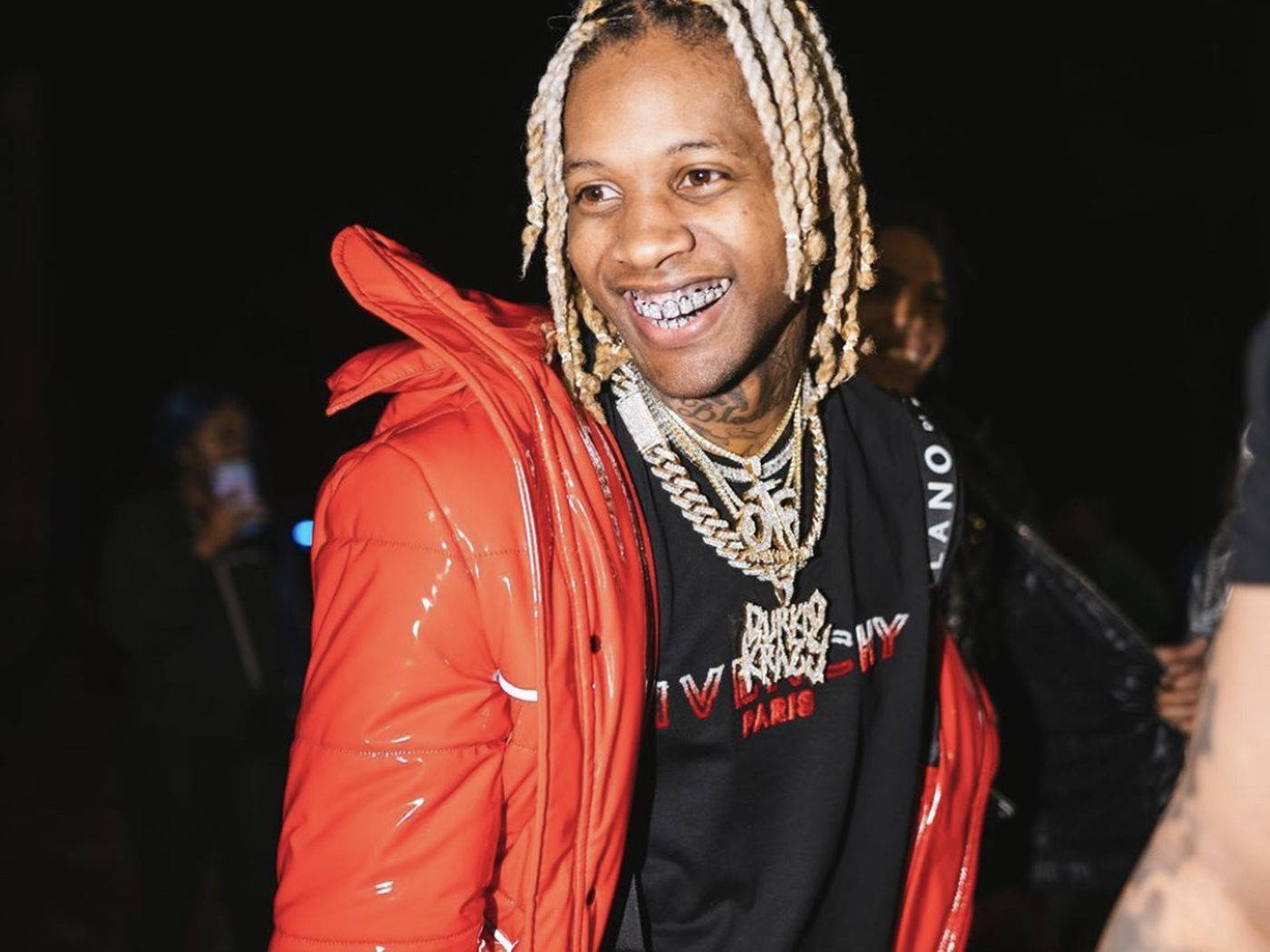 穿紅色外套和金色鏈條的男人在夜晚微笑 — King Von 壁紙