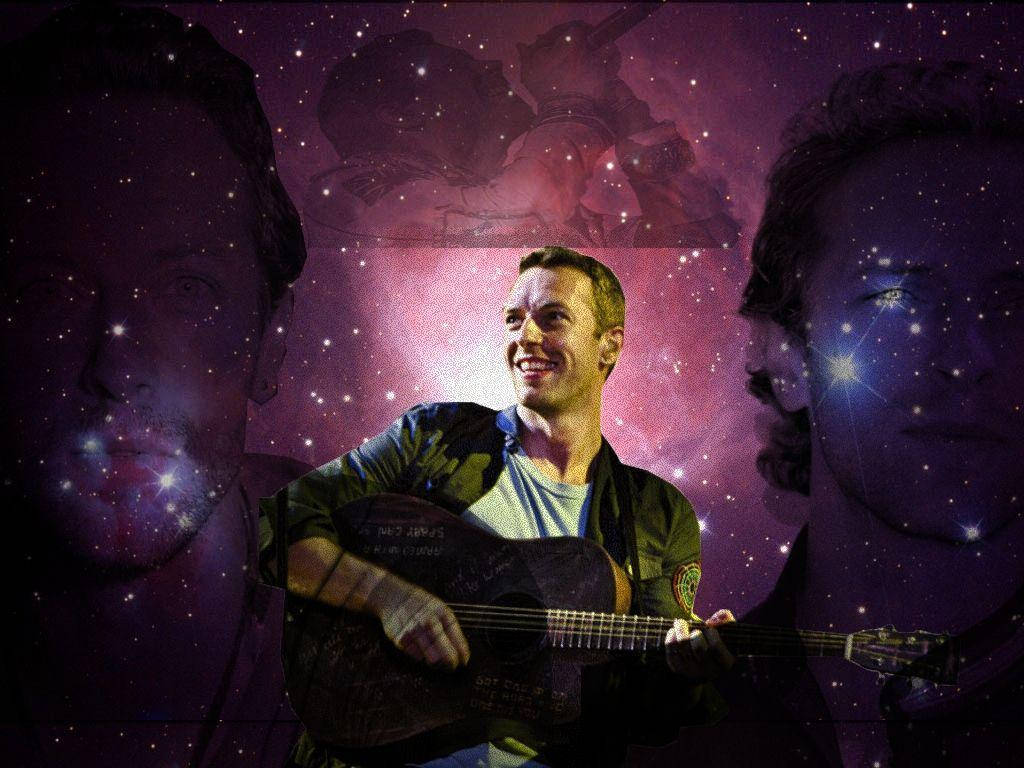 Chris Martin 桌布 壁紙 — 一個微笑的男人在星空紫色星雲和幽靈面孔疊加的宇宙背景下彈吉他。