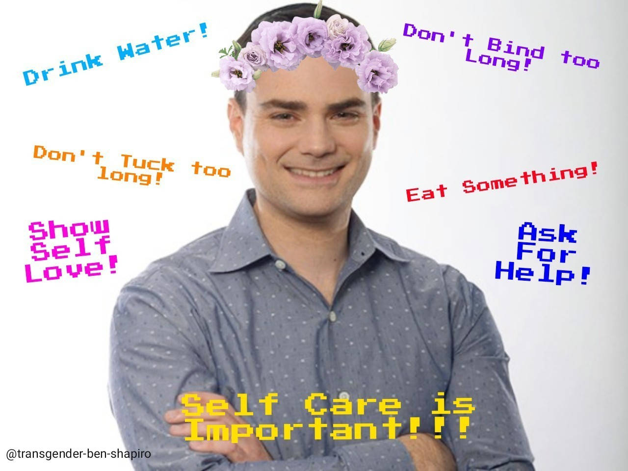 Ben Shapiro 桌布 壁紙 — 一個微笑的男人戴著紫色花冠，被色彩繽紛的自我關懷肯定語包圍在純色背景上。