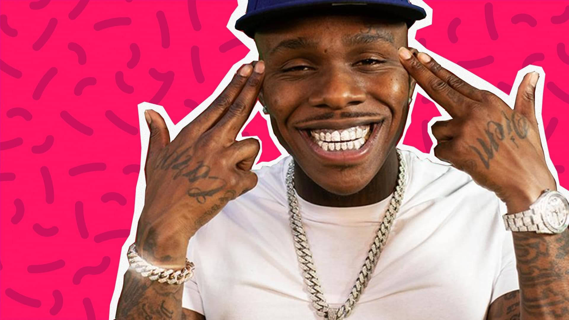 Dababy 桌布 壁紙 — 一個微笑的男人戴著藍色帽子，穿著白色T恤，在明亮的粉紅色背景上做出和平手勢，背景有波浪圖案。