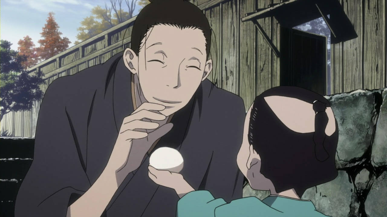saraiya goyou 桌布 壁紙 — 一個微笑的男人穿著傳統長袍，在木屋前、秋樹旁，溫柔地遞給一個孩子一個白色餃子。