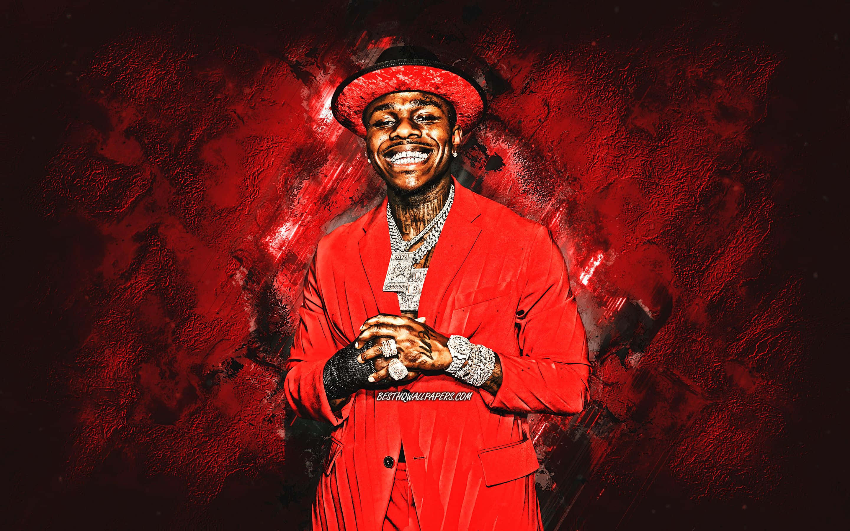 Dababy Cartoon 桌布 壁紙 — 一個微笑的男人穿著紅色西裝和帽子，站在有紋理的紅色背景前，飾有珠寶和發光效果。