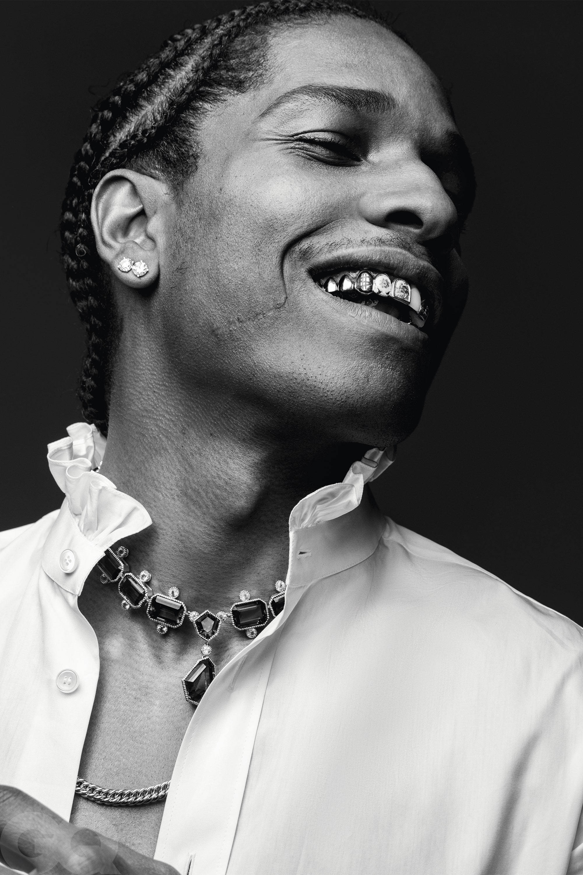 rocky 桌布 壁紙 — 一個微笑的男人黑白肖像，頭髮編成辮子，戴著鑽石牙套，身穿白色襯衫和珠寶項鍊。