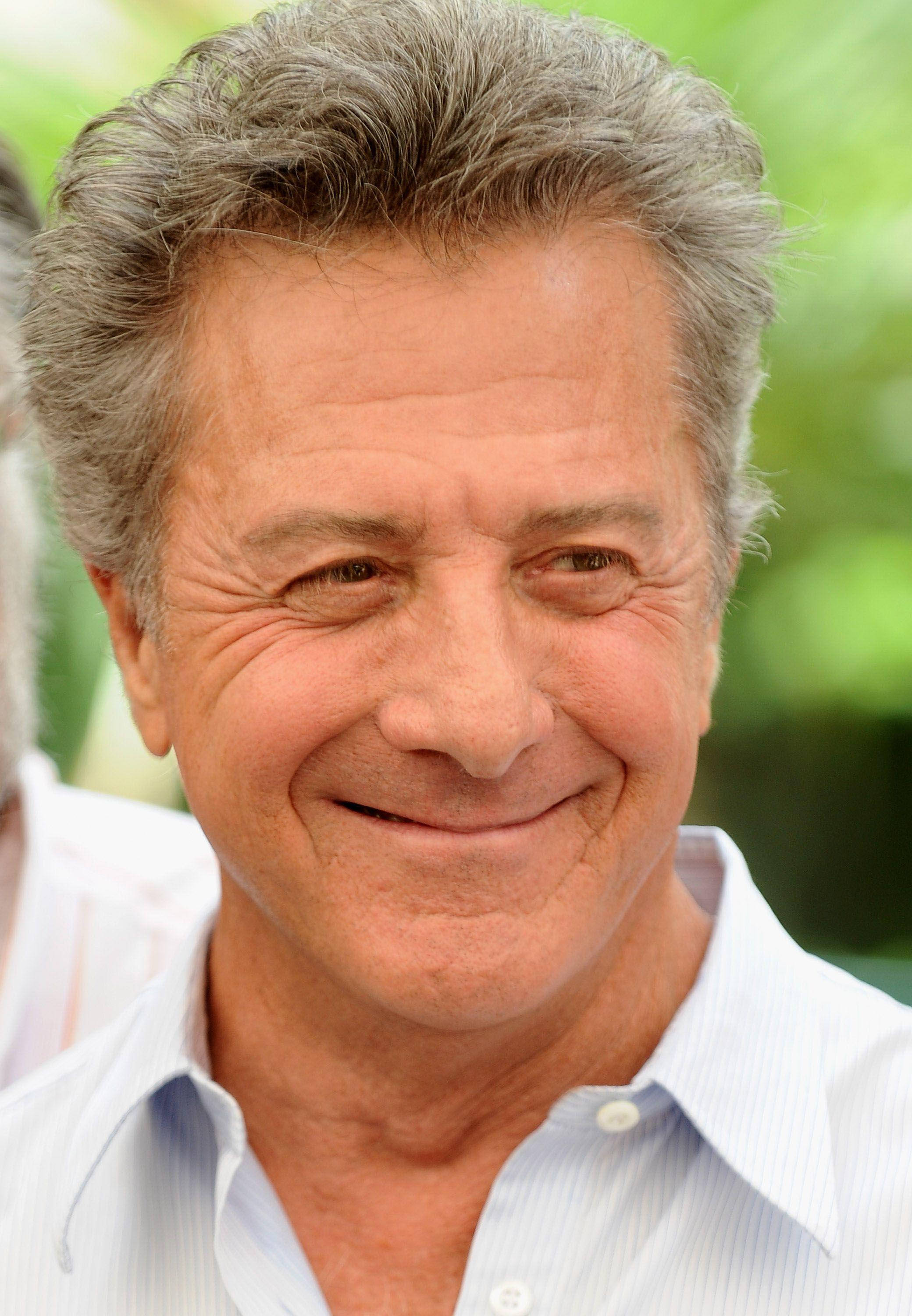 actor 桌布 壁紙 — 一個微笑的白髮男人穿著淺藍色條紋襯衫，背景是模糊的綠色，這是他的特寫肖像。