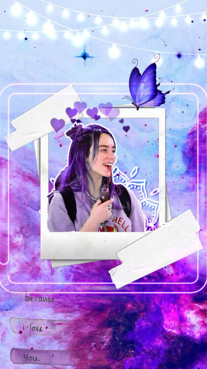 Billie Eilish Purple 桌布 壁紙 — 一個微笑的紫髮女孩在拍立得相框內，背景是夢幻的紫色和藍色銀河，配有燈串和蝴蝶。