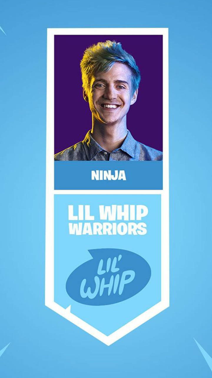 Ninja Fortnite 桌布 壁紙 — 一個微笑的藍髮男子，在風格化的藍紫色遊戲橫幅中，帶有「Ninja」和「Lil Whip Warriors」文字。