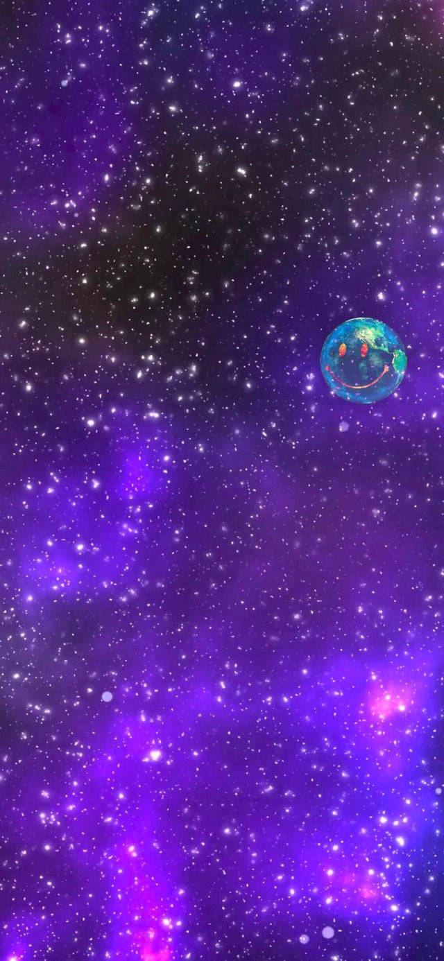 Travis Scott Aesthetic 桌布 壁紙 — 一個微笑的行星漂浮在充滿發光宇宙塵埃和遙遠星體的鮮豔紫色星空中。