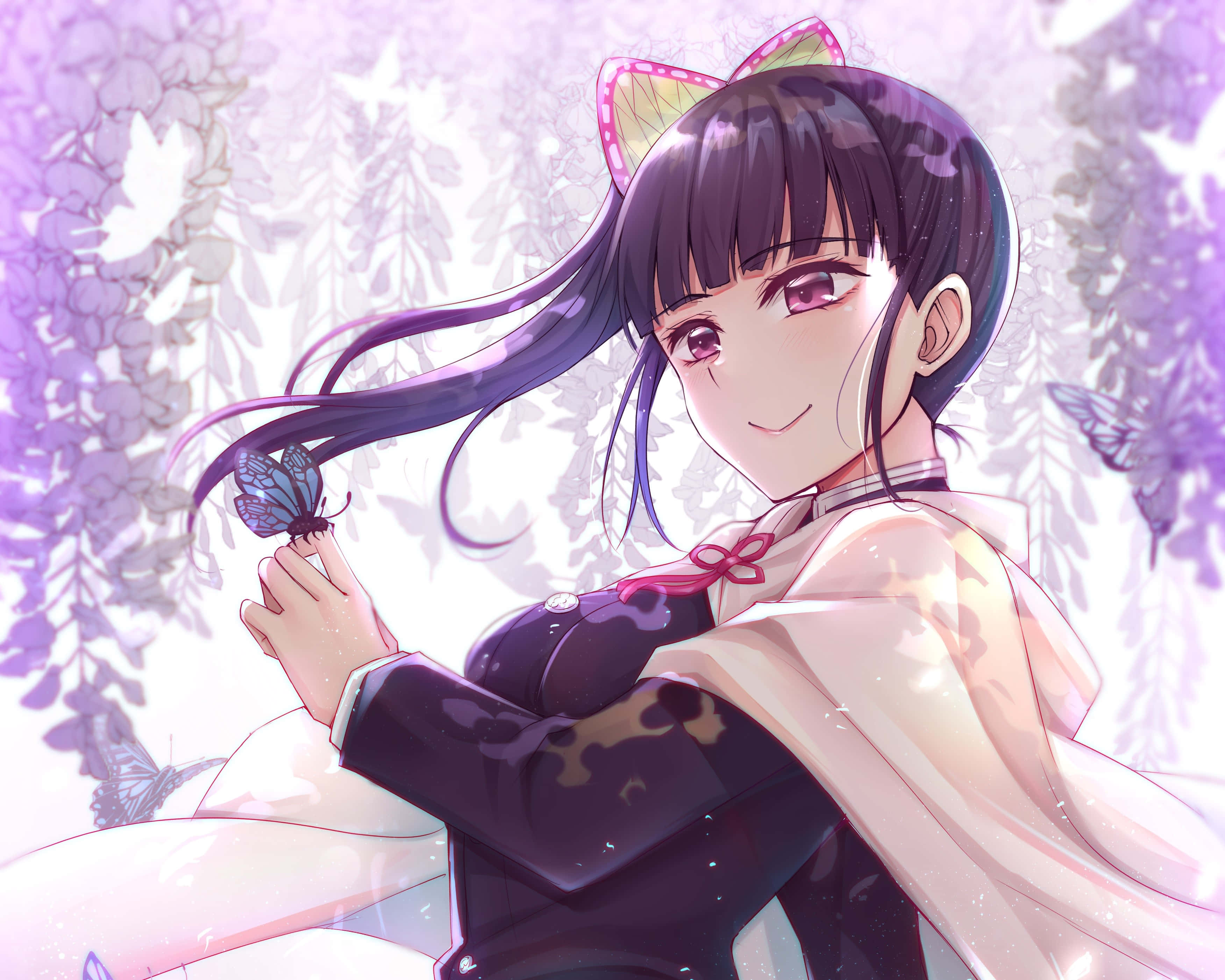 Demon Slayer Kanao 桌布 壁紙 — 一個微笑的貓耳動漫女孩在柔和的紫色紫藤花中輕輕捧著一隻藍色蝴蝶。
