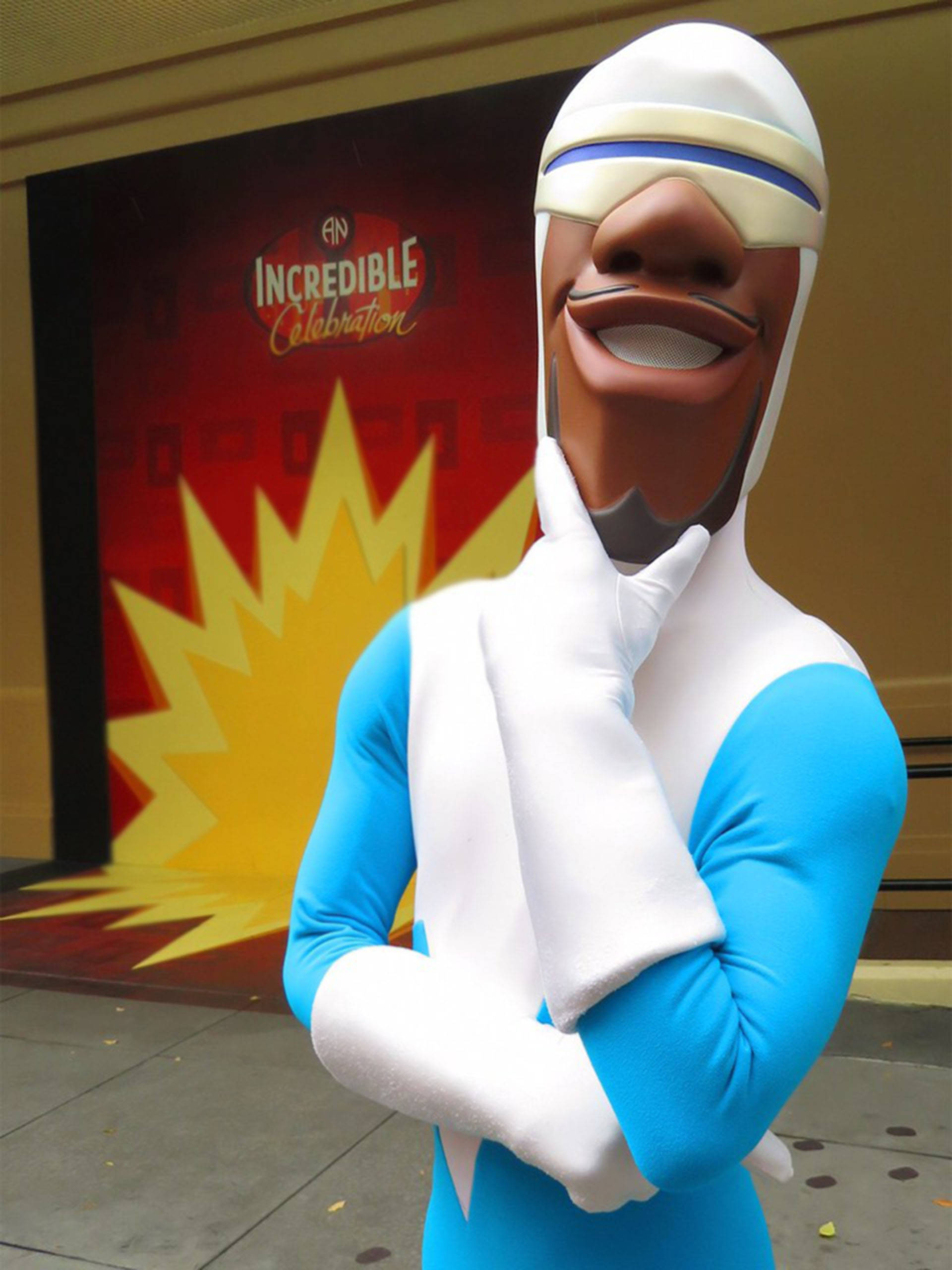 Frozone 桌布 壁紙 — 一個微笑的超級英雄吉祥物穿著藍白相間的服裝，在「Incredible Celebration」背景前自信地擺姿勢。
