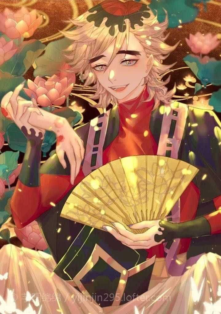 童磨 桌布 壁紙 — 一個微笑的金髮動漫男孩在發光的粉紅色蓮花和綠葉中拿著一把金色扇子。