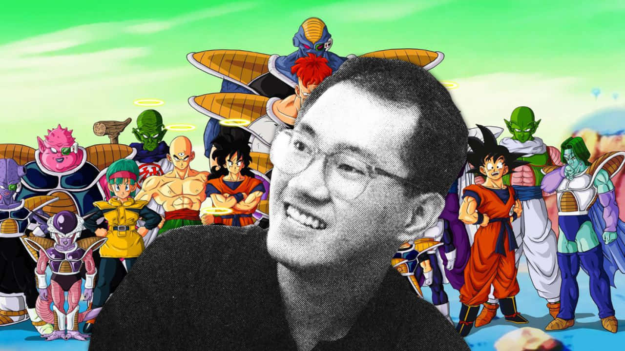 Akira Toriyama 桌布 壁紙 — 一個微笑的黑白男人疊加在一個充滿活力的動漫場景上，其中有七龍珠角色。