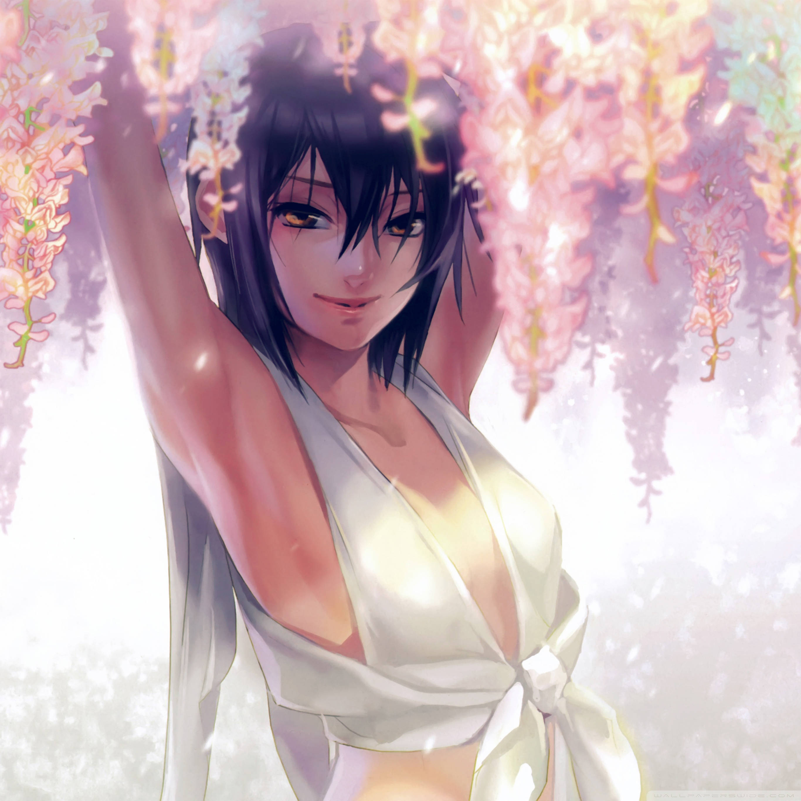 Sexy Anime 桌布 壁紙 — 一個微笑的黑髮動漫女孩穿著白色長袍，在粉紅色紫藤花瀑布下伸手向上。