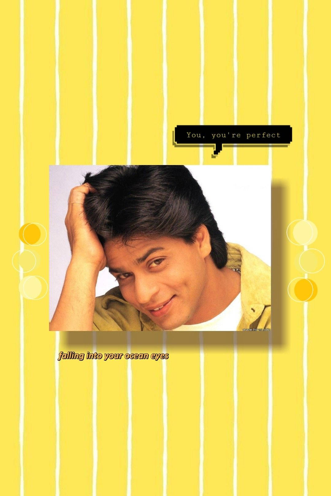 Shahrukh 桌布 壁紙 — 一個微笑的黑髮男子將頭靠在手上，背景是明亮的黃色條紋，並有浪漫的文字疊加。