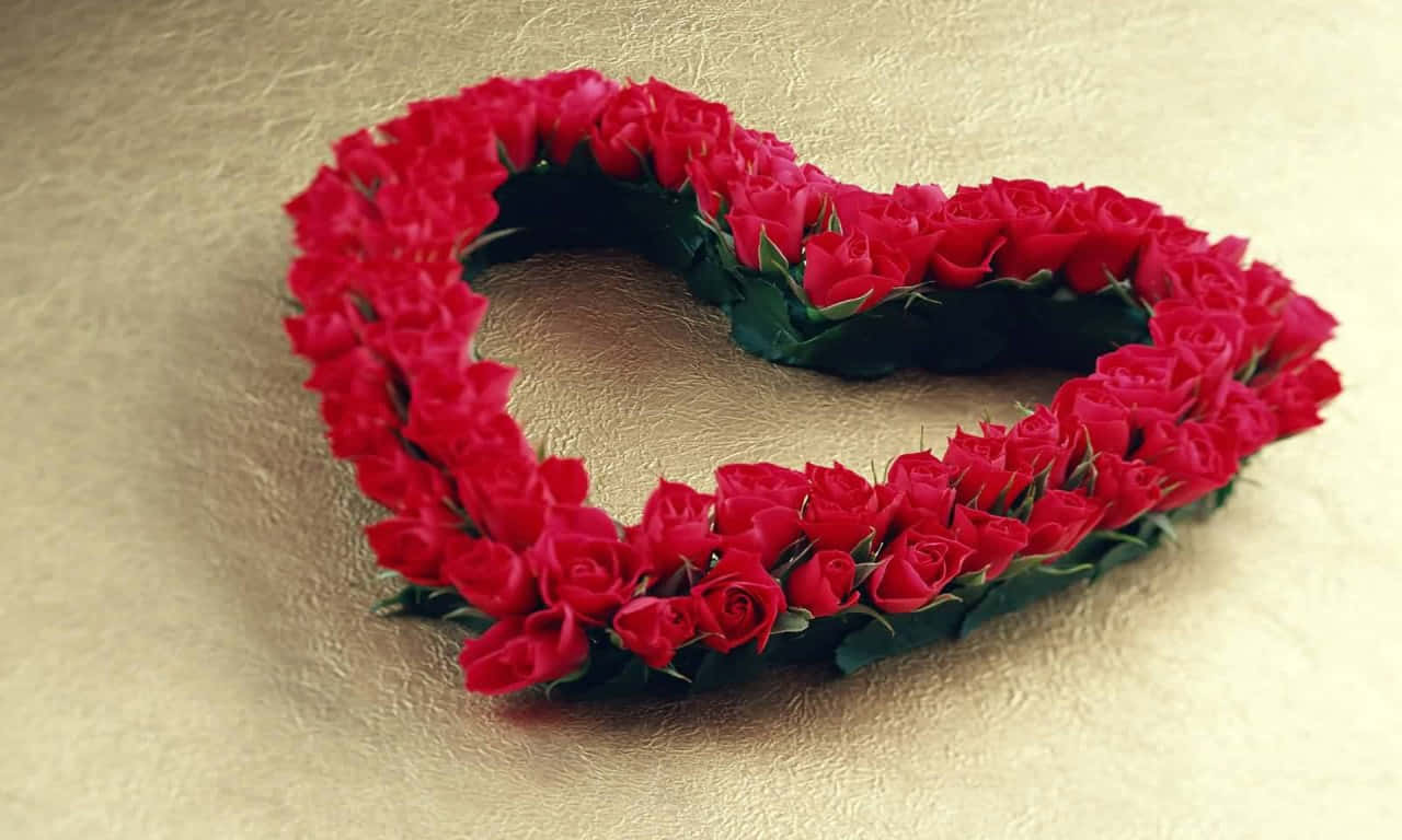 1280x768 Rose 桌布 壁紙 — 一個心形排列的鮮紅玫瑰，帶有綠色莖，放置在紋理金色表面上。