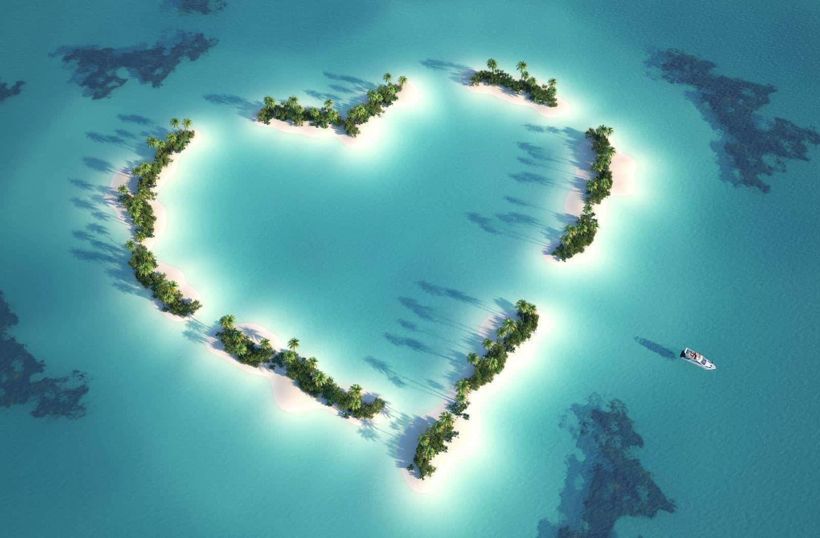 Beautiful Ocean 桌布 壁紙 — 一個心形熱帶島嶼的鳥瞰圖，島上有棕櫚樹和碧綠的海水，周圍有一艘小船。