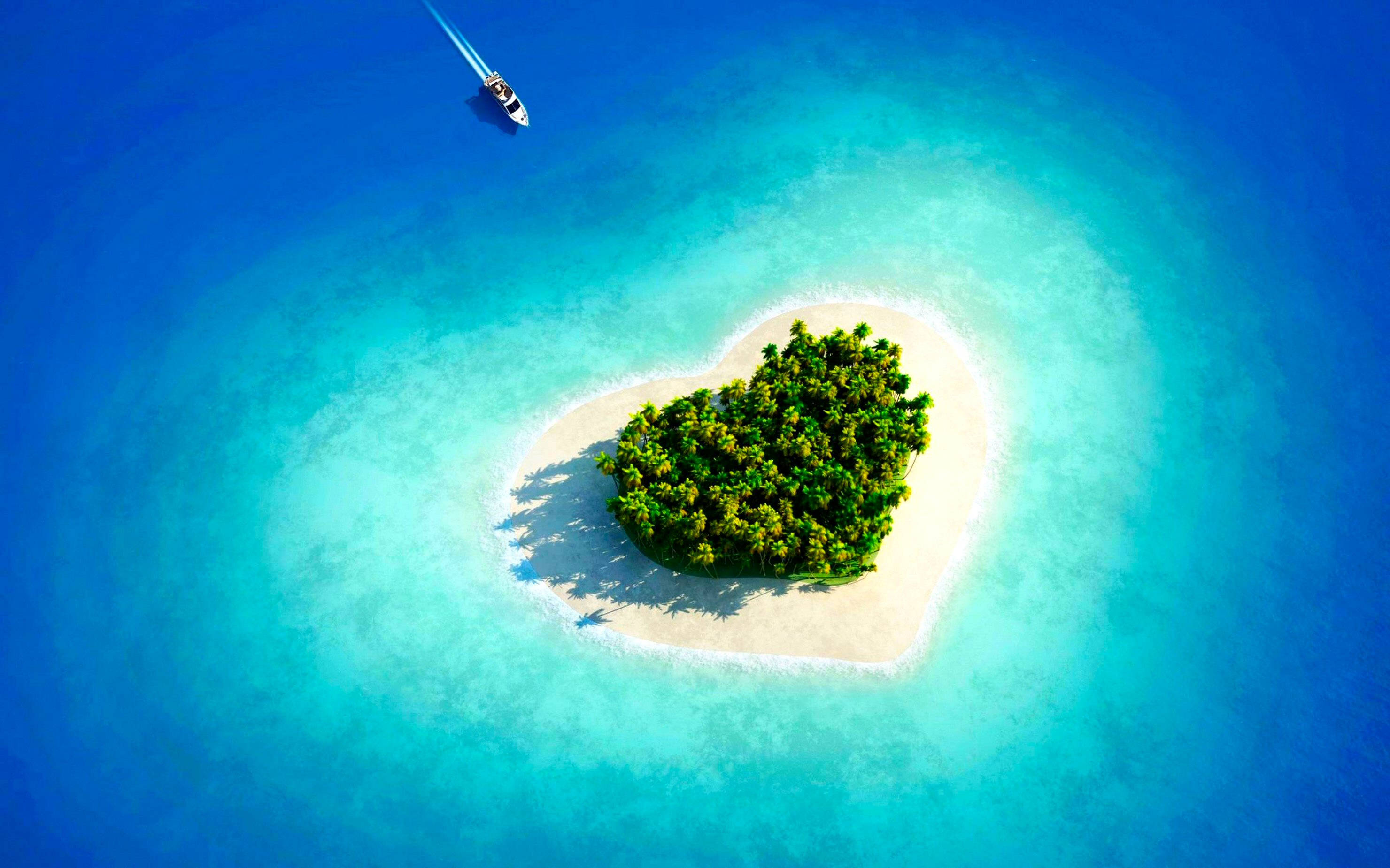 Maldives 桌布 壁紙 — 一個心形熱帶島嶼的鳥瞰圖，島上長滿茂密的綠色棕櫚樹和白色沙灘，周圍是碧綠的海水，一艘快艇留下了一道航跡。