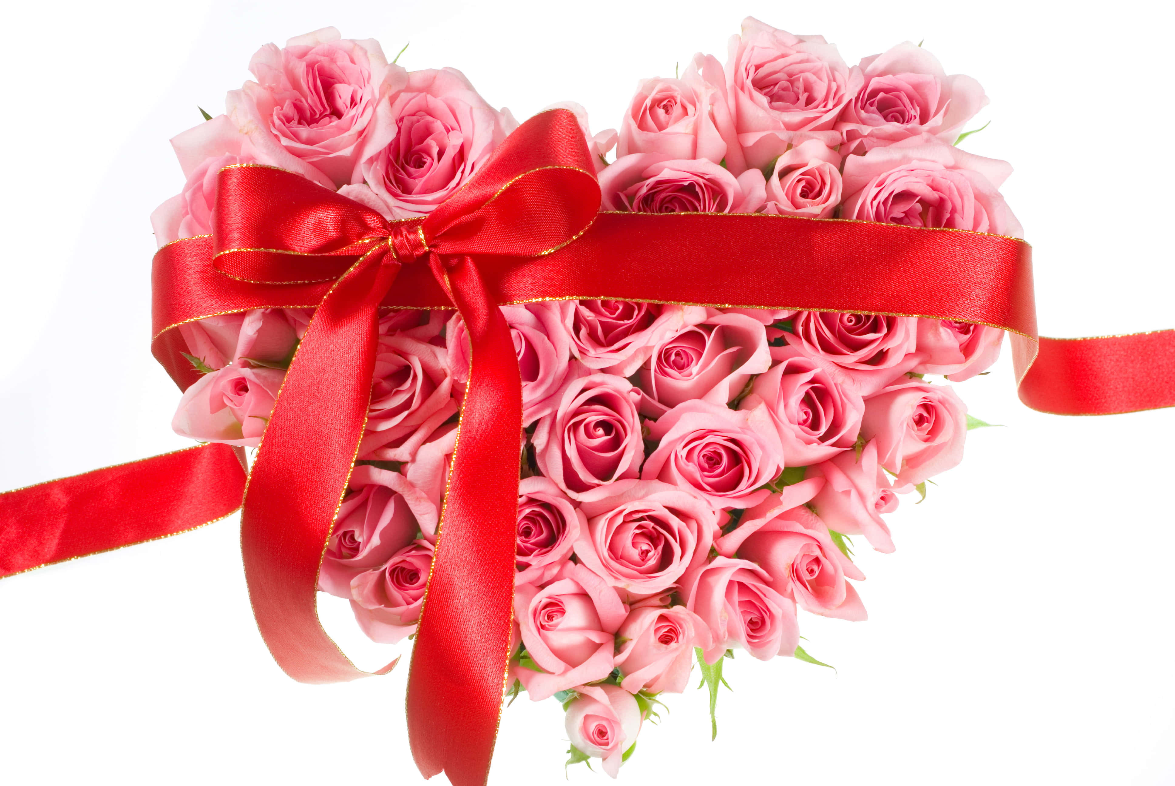 Heart Shape 桌布 壁紙 — 一個心形粉紅玫瑰花束，用光澤紅色絲帶綁著，背景為白色。