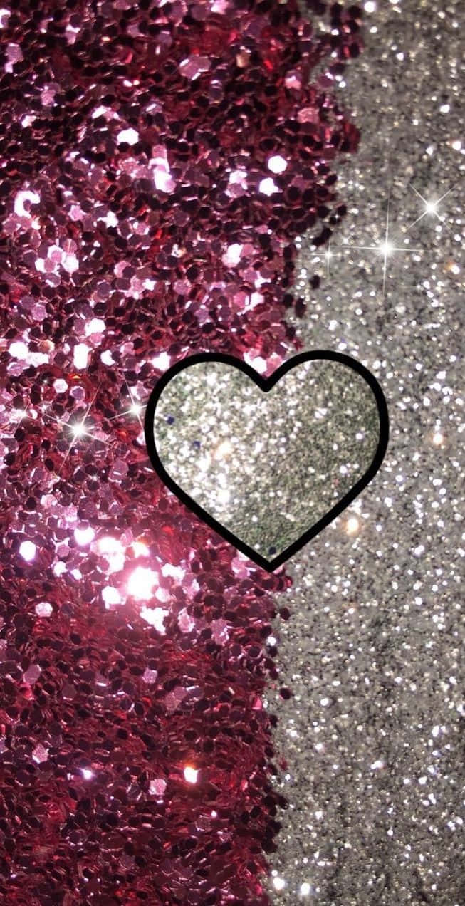 Glitter Pink Hearts 桌布 壁紙 — 一個心形輪廓內填滿銀色亮粉，位於充滿活力的粉紅色和閃爍的銀色亮粉背景之間。