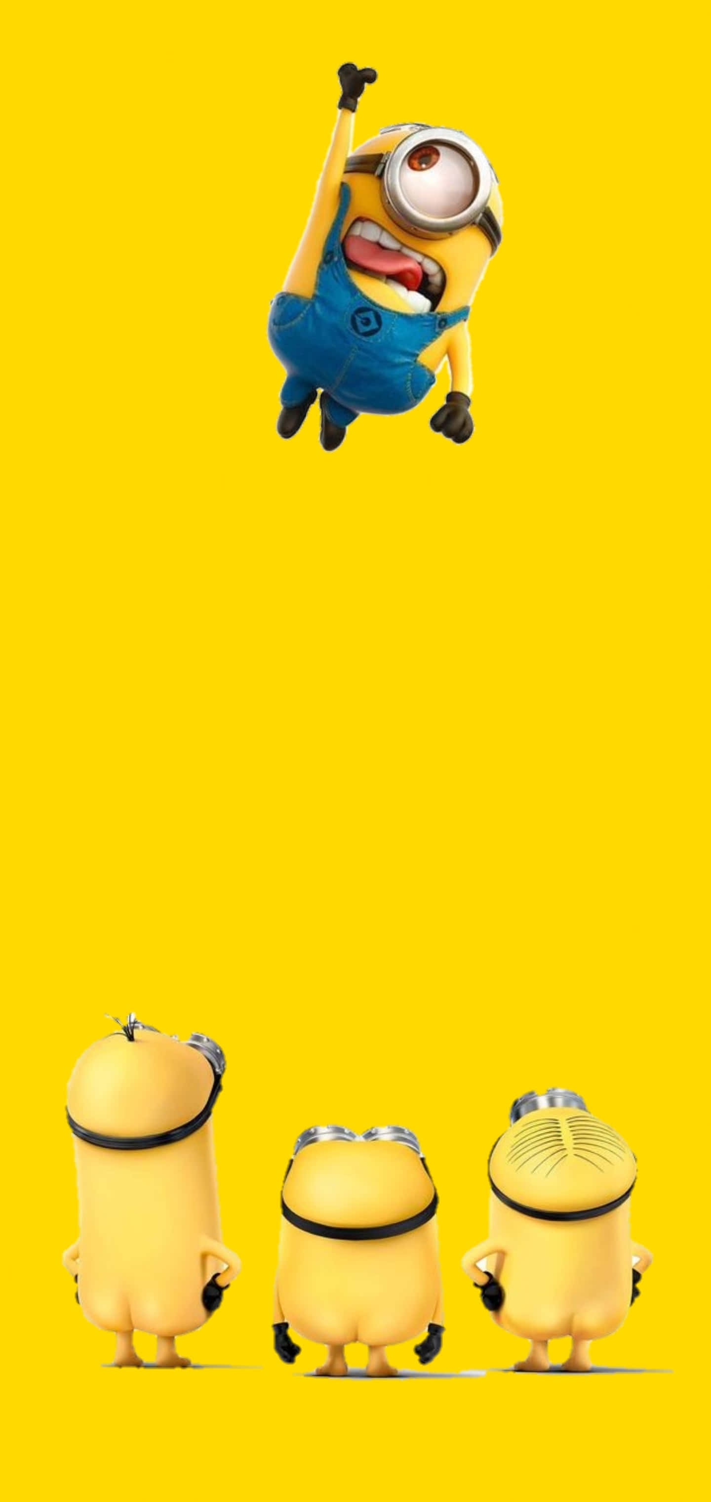 小小兵 桌布 壁紙 — 一個快樂的Minion在明亮的黃色背景上向上跳躍，而另外三個站在下面向上看。