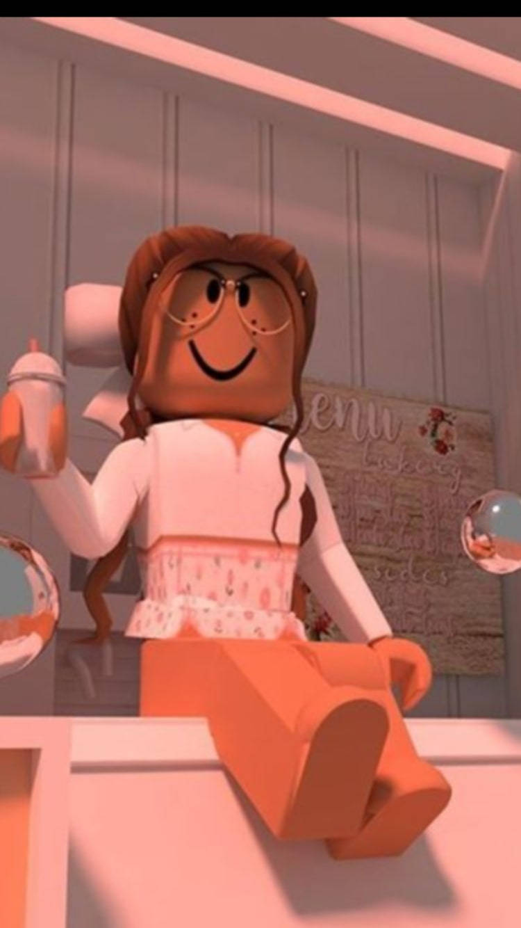 Aesthetic Roblox Girl 桌布 壁紙 — 一個快樂的Roblox角色，棕色頭髮戴眼鏡，坐在溫暖燈光的咖啡館櫃檯上，拿著奶瓶。