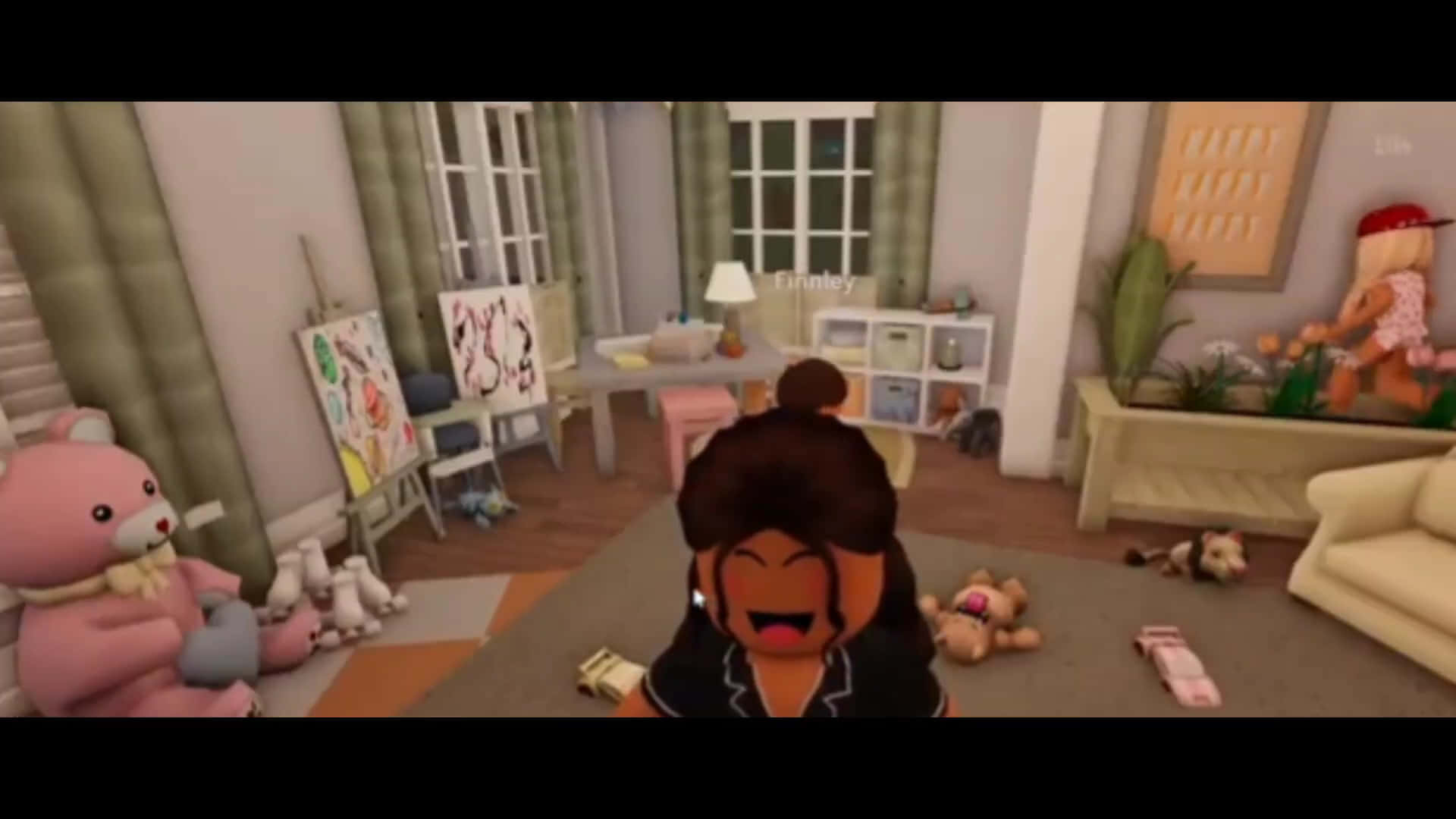 桌布 壁紙 — 一個快樂的Roblox角色在一個充滿玩具和美術用品的凌亂兒童房裡大笑。