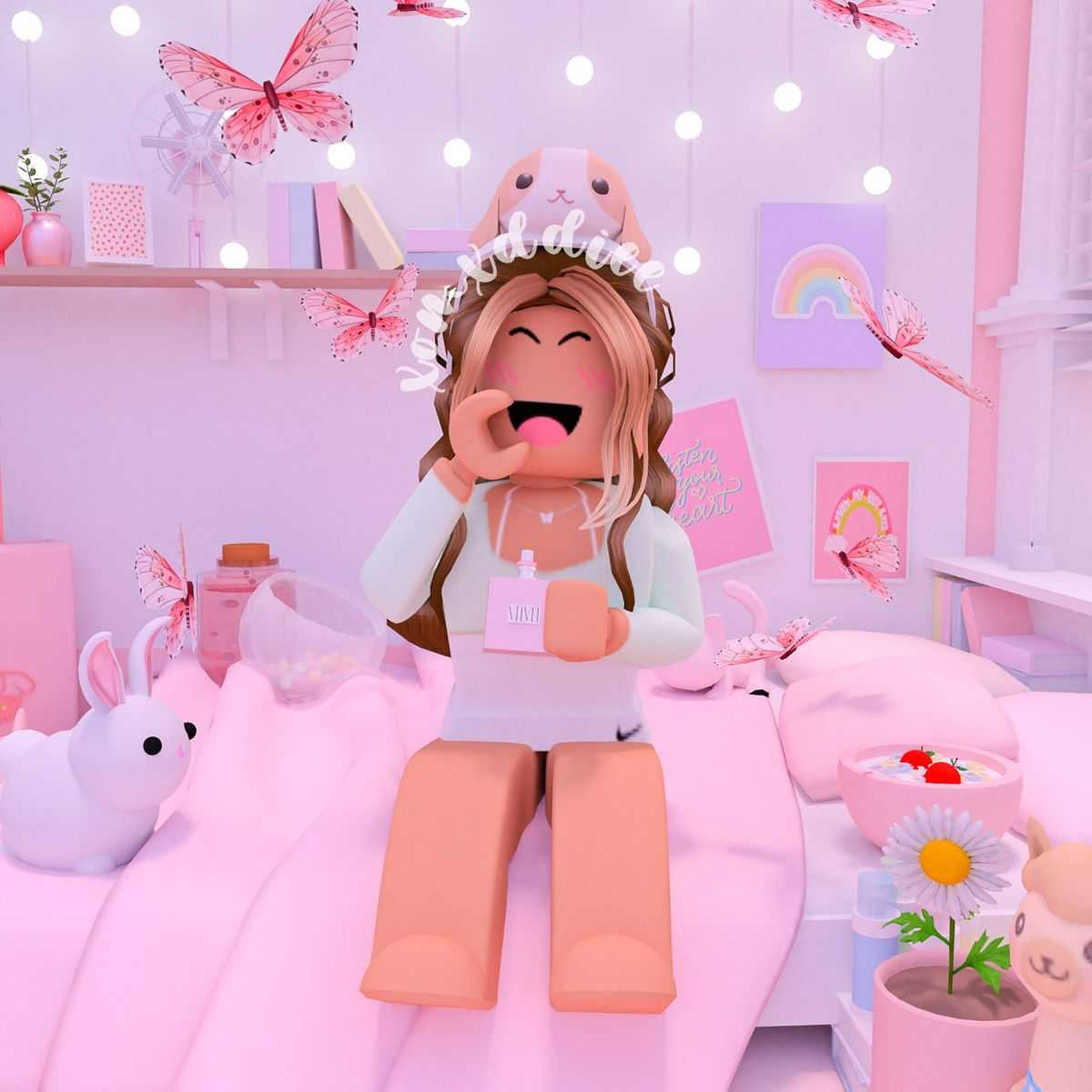 Roblox 女孩 桌布 壁紙 — 一個快樂的Roblox角色戴著兔耳，坐在粉紅色的床上，在一個充滿蝴蝶和仙女燈的夢幻粉彩臥室裡大笑。