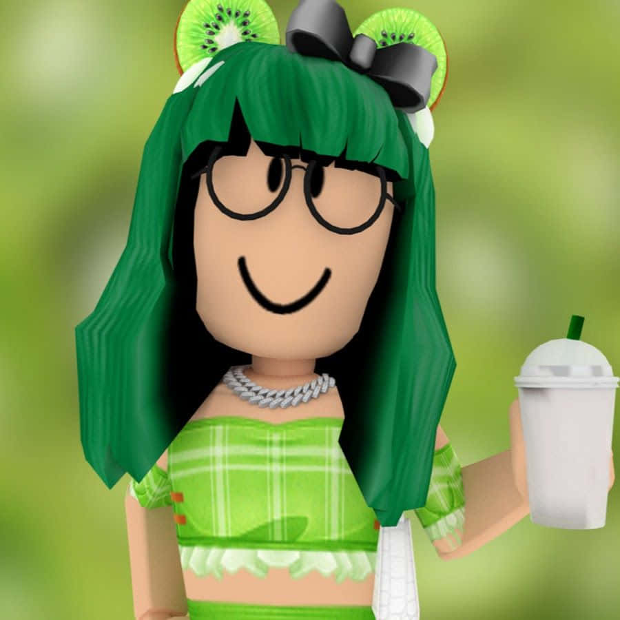 Roblox Avatar 桌布 壁紙 — 一個快樂的Roblox頭像，擁有綠色頭髮和奇異果主題配件，在柔和的綠色背景前拿著飲料。