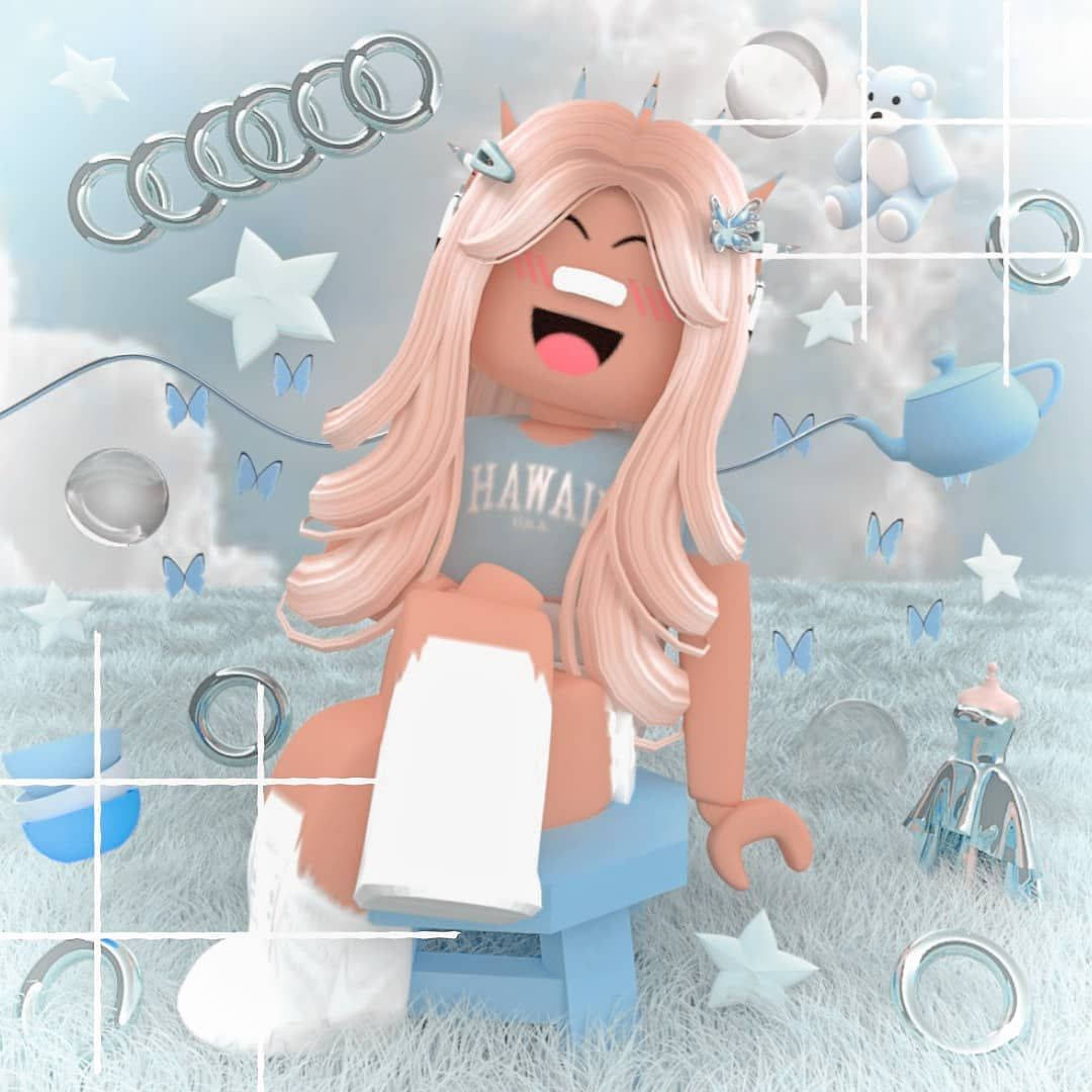 一個開朗的Roblox角色坐在椅子上，周圍環繞著漂浮的星星和玩具，在夢幻的天空中。 — 淺藍色美學動圖 壁紙