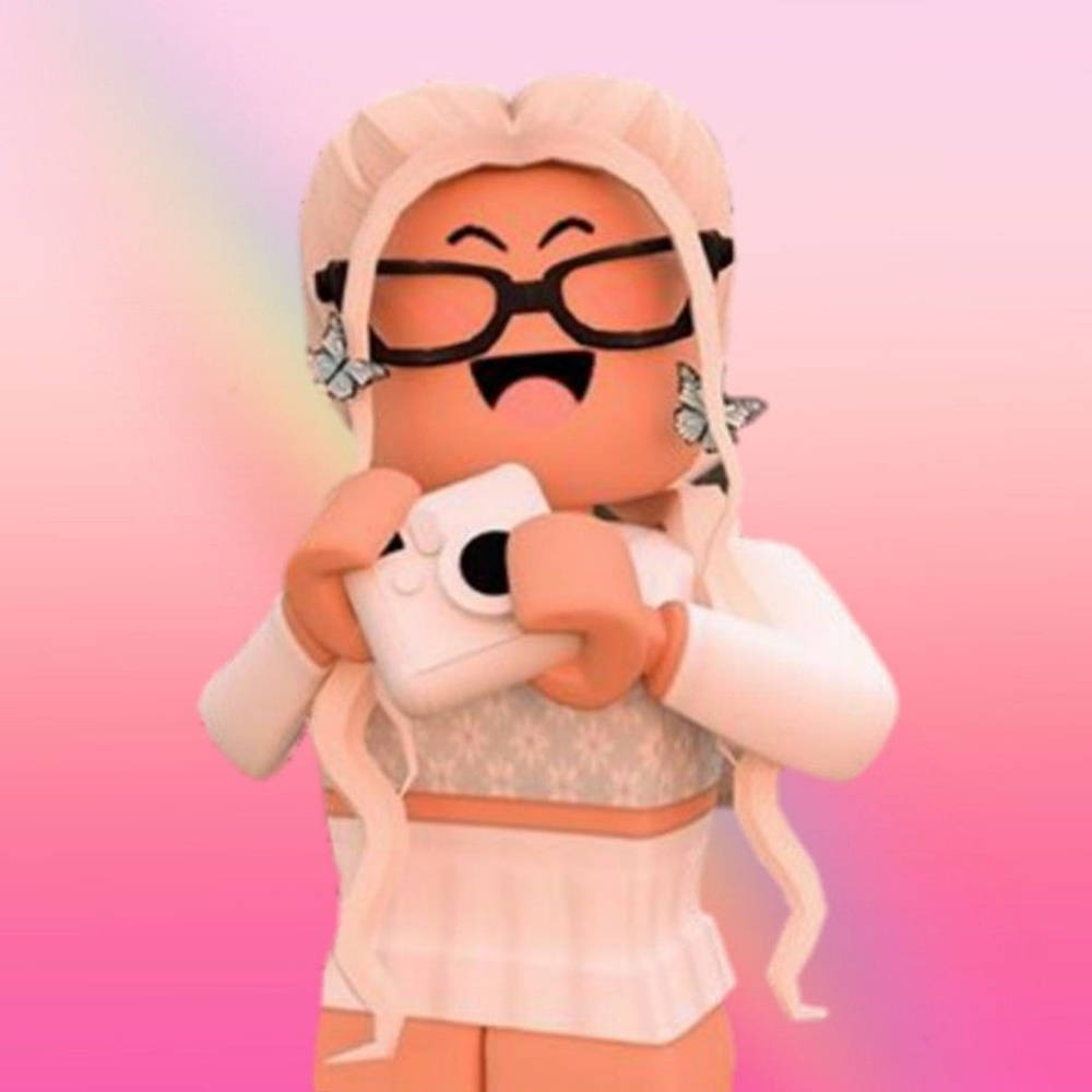 Roblox 桌布 壁紙 — 一個快樂的Roblox頭像，金髮戴眼鏡，在柔和粉紅和彩虹漸變背景前拿著白色相機。