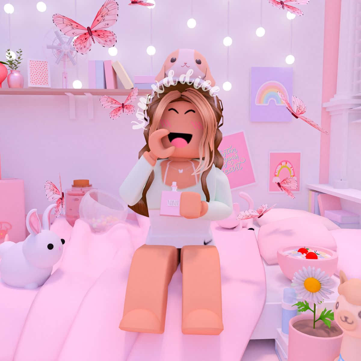 Roblox Pink 桌布 壁紙 — 一個快樂的Roblox頭像坐在粉紅色的床上，在一個充滿蝴蝶和仙女燈的夢幻粉彩臥室裡大笑。