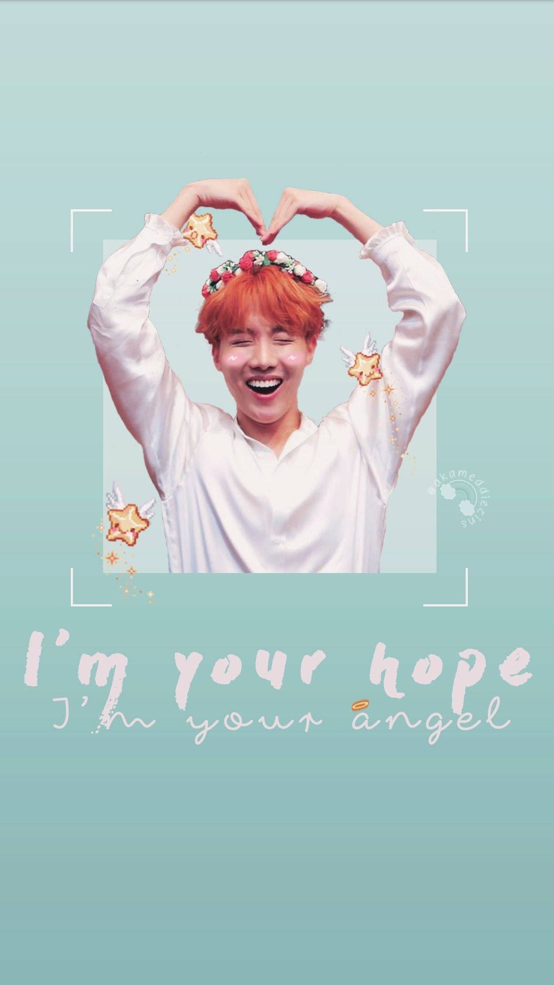 jhope 桌布 壁紙 — 一個快樂的人，有橙色頭髮和花冠，在柔和的青綠色背景上，有天使星星和文字，用手做出心形。
