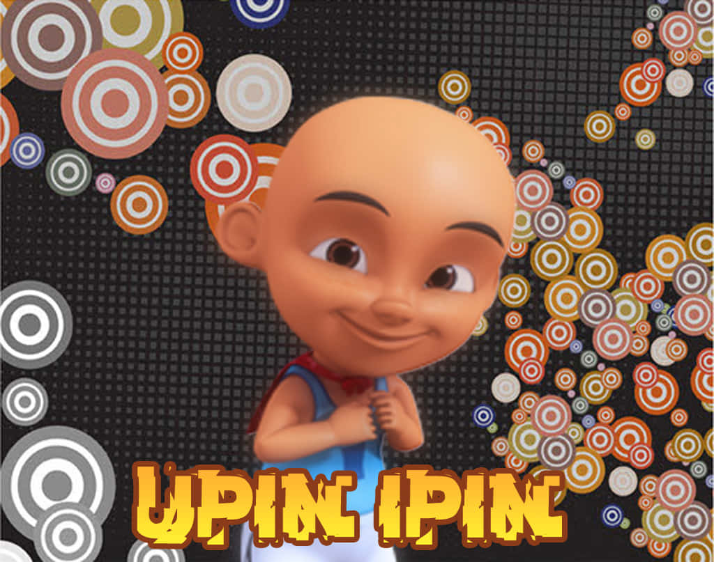Upin Ipin 桌布 壁紙 — 一個快樂的光頭卡通男孩穿著藍色短褲，在充滿彩色同心圓的深色背景前微笑。