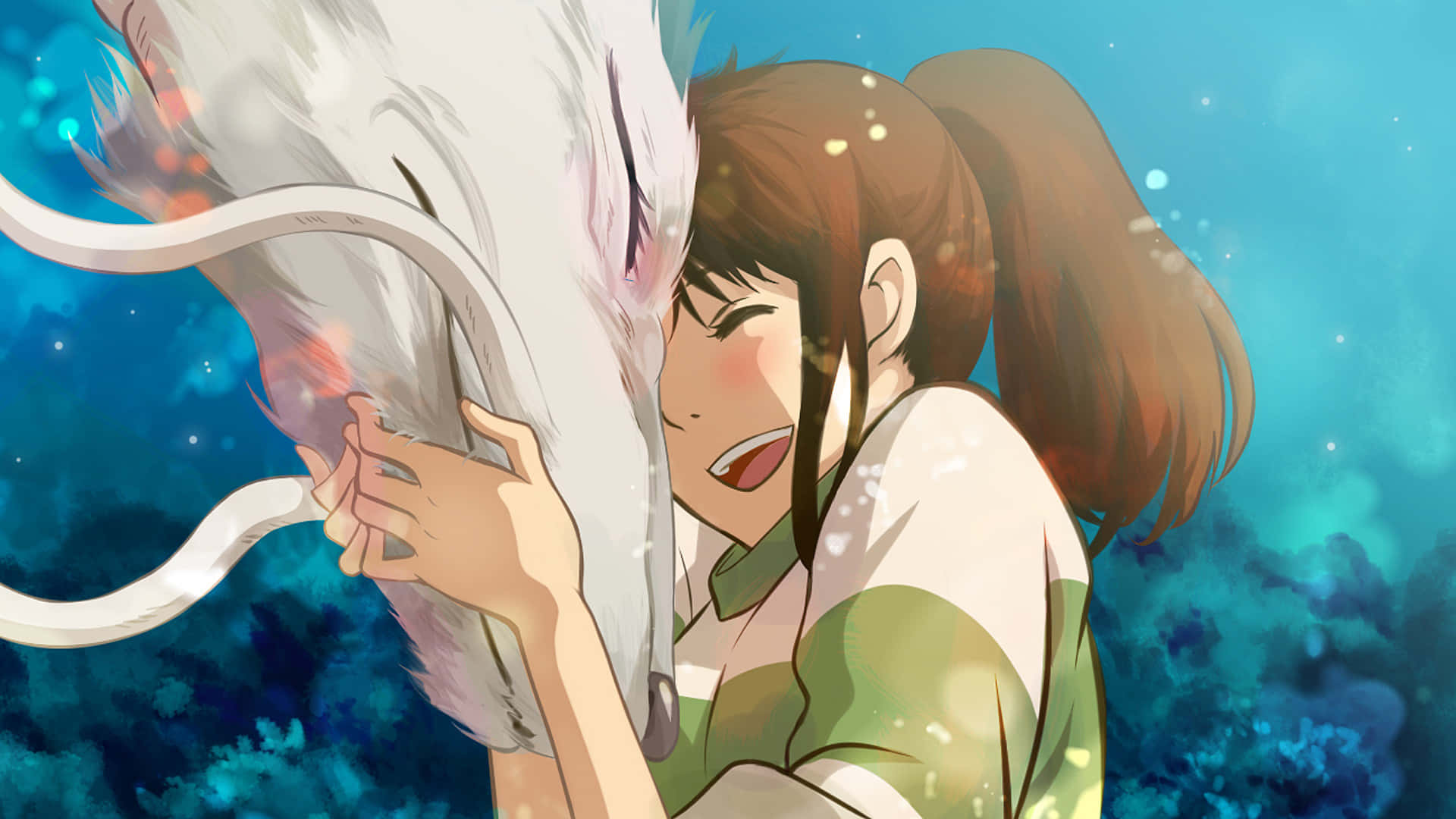 神隱少女 桌布 壁紙 — 一個快樂的動漫女孩，棕色頭髮，在閃爍的藍色宇宙背景前擁抱一隻大白狐。