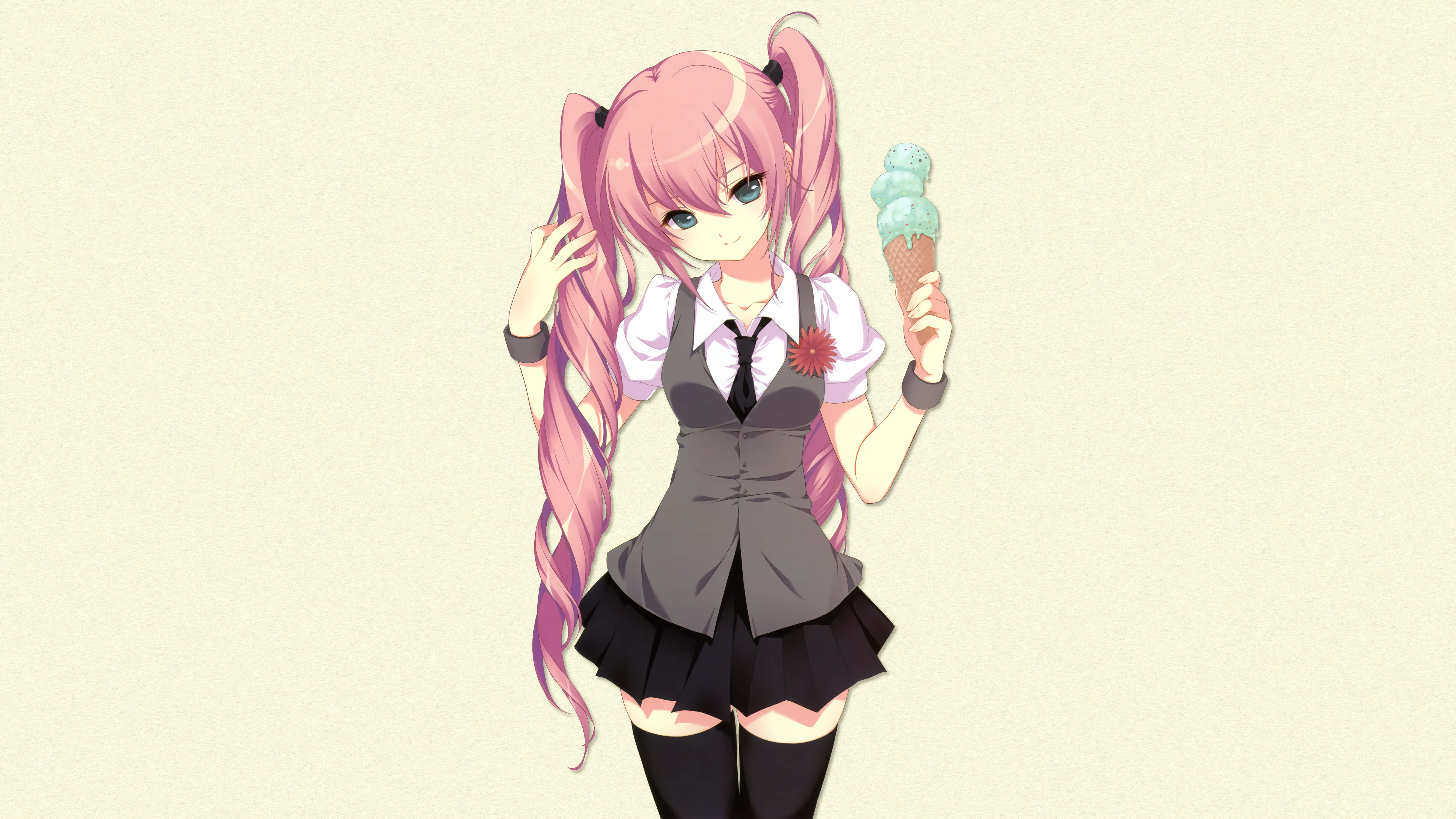 Sakura Miku 桌布 壁紙 — 一個快樂的動漫女孩，粉紅色雙馬尾，穿著校服，在純米色背景前拿著薄荷冰淇淋甜筒。