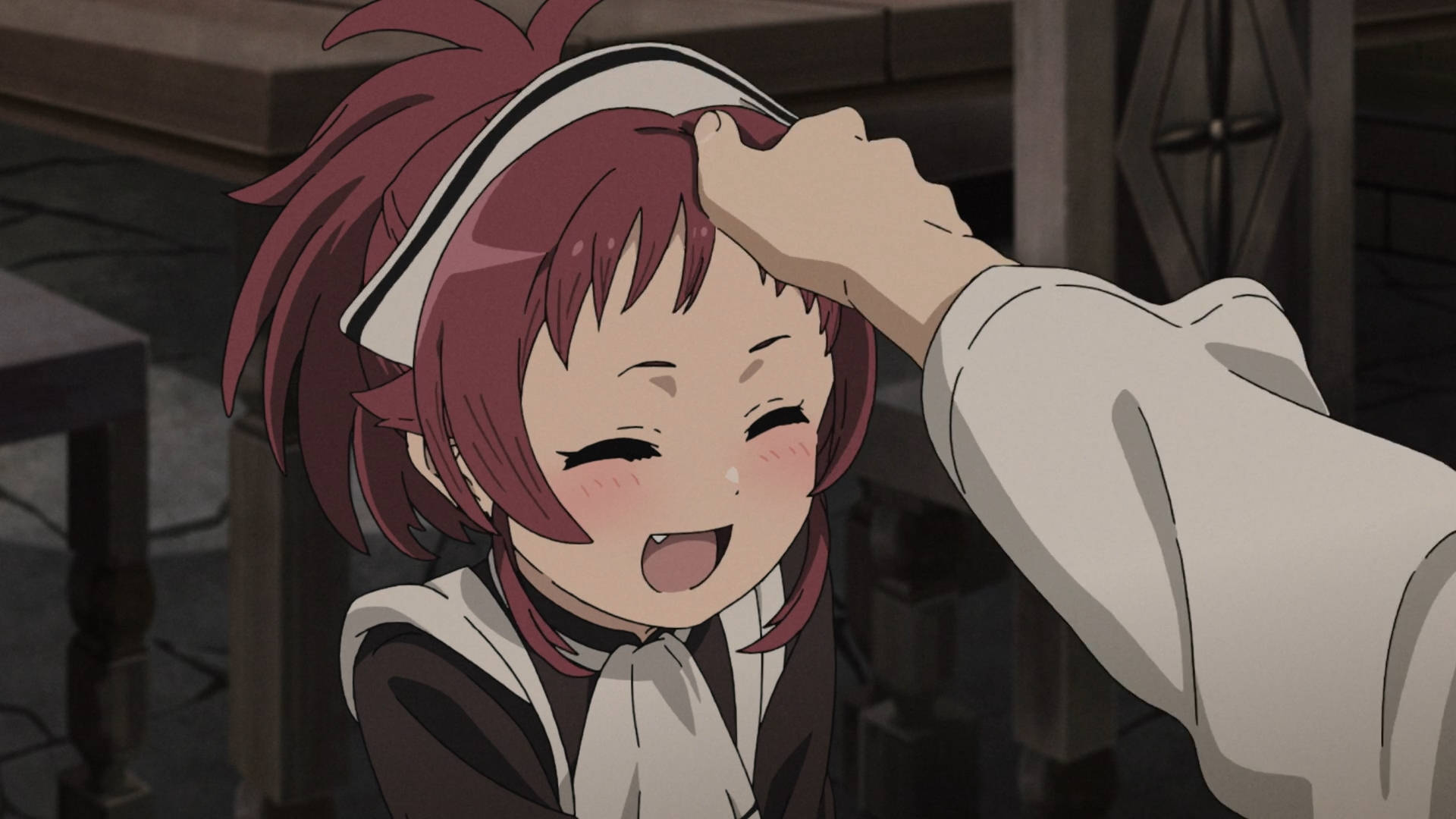 Mushoku Tensei 桌布 壁紙 — 一個快樂的動漫女孩，紅頭髮，戴著護士帽，在溫暖的室內場景中，一隻手輕輕拍她的頭，她笑了。