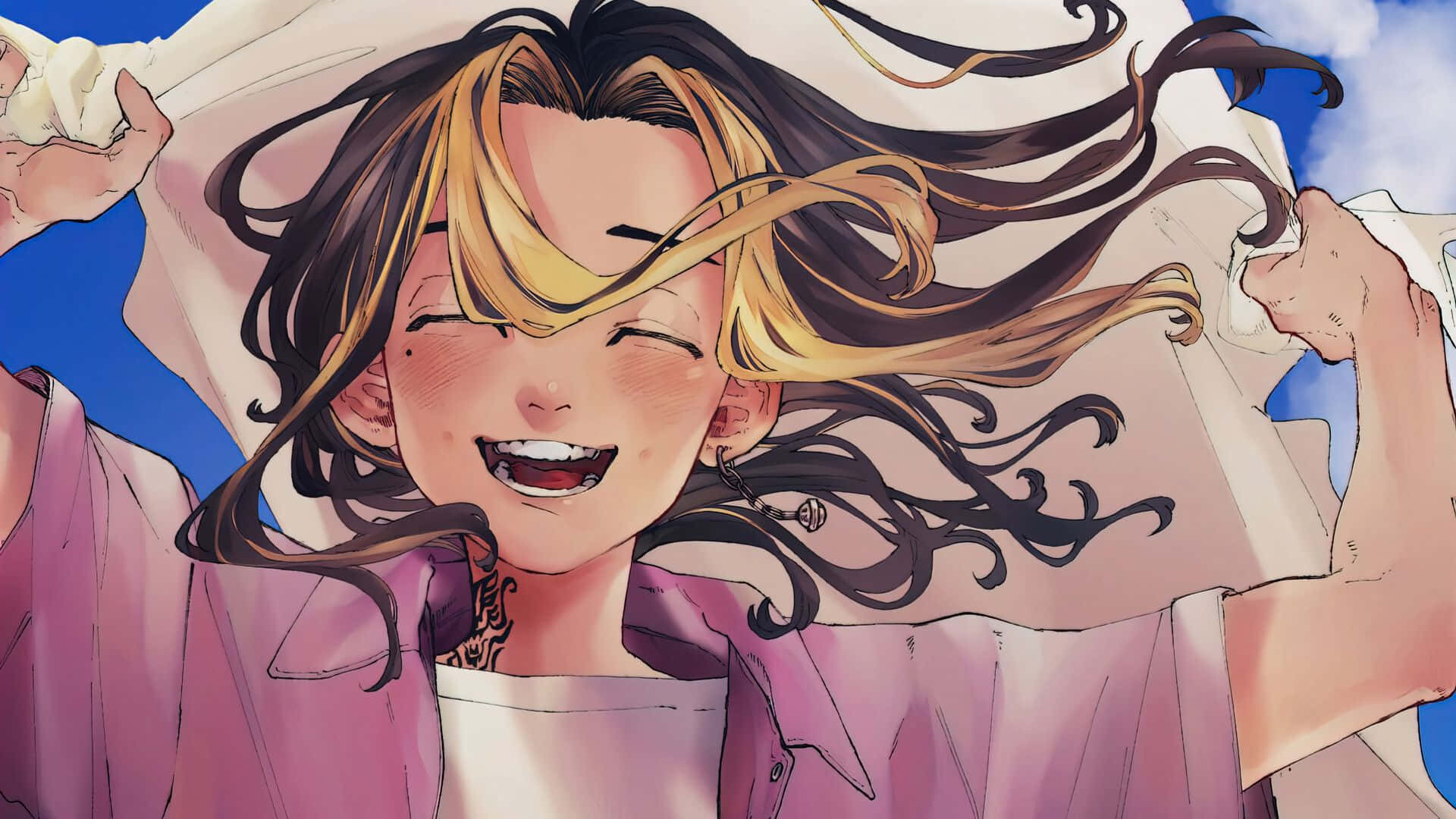 kazutora hanemiya 桌布 壁紙 — 一個快樂的動漫女孩，金髮和黑髮被風吹拂，在鮮豔的藍天下開懷大笑。