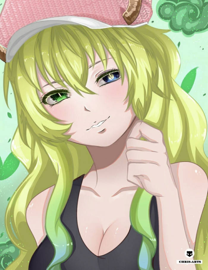 Lucoa 桌布 壁紙 — 一個快樂的動漫女孩，長長的萊姆綠頭髮和粉紅色帽子，輕輕觸摸下巴微笑。