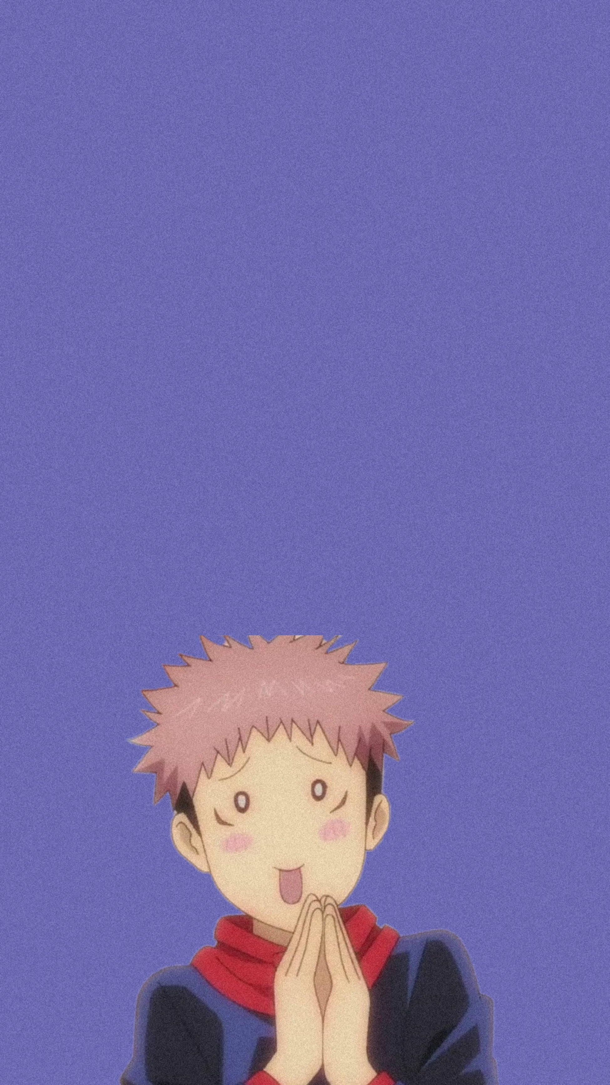 動漫男孩 桌布 壁紙 — 一個快樂的動漫男孩，有著尖尖的粉紅色頭髮和紅色圍巾，在純紫色背景前以充滿希望的姿勢合攏雙手。