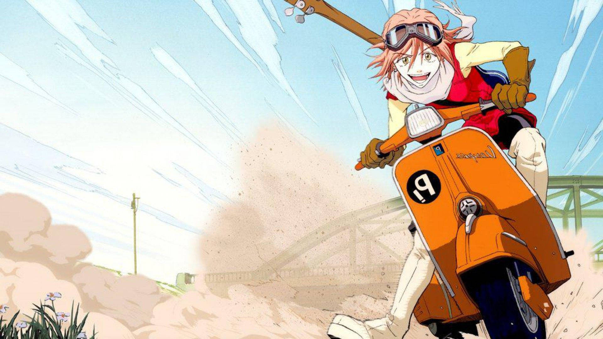 Flcl 桌布 壁紙 — 一個快樂的動漫角色，粉紅色頭髮，在明亮的藍天下，以高速騎著橙色滑板車穿過塵土飛揚的鄉村景觀。