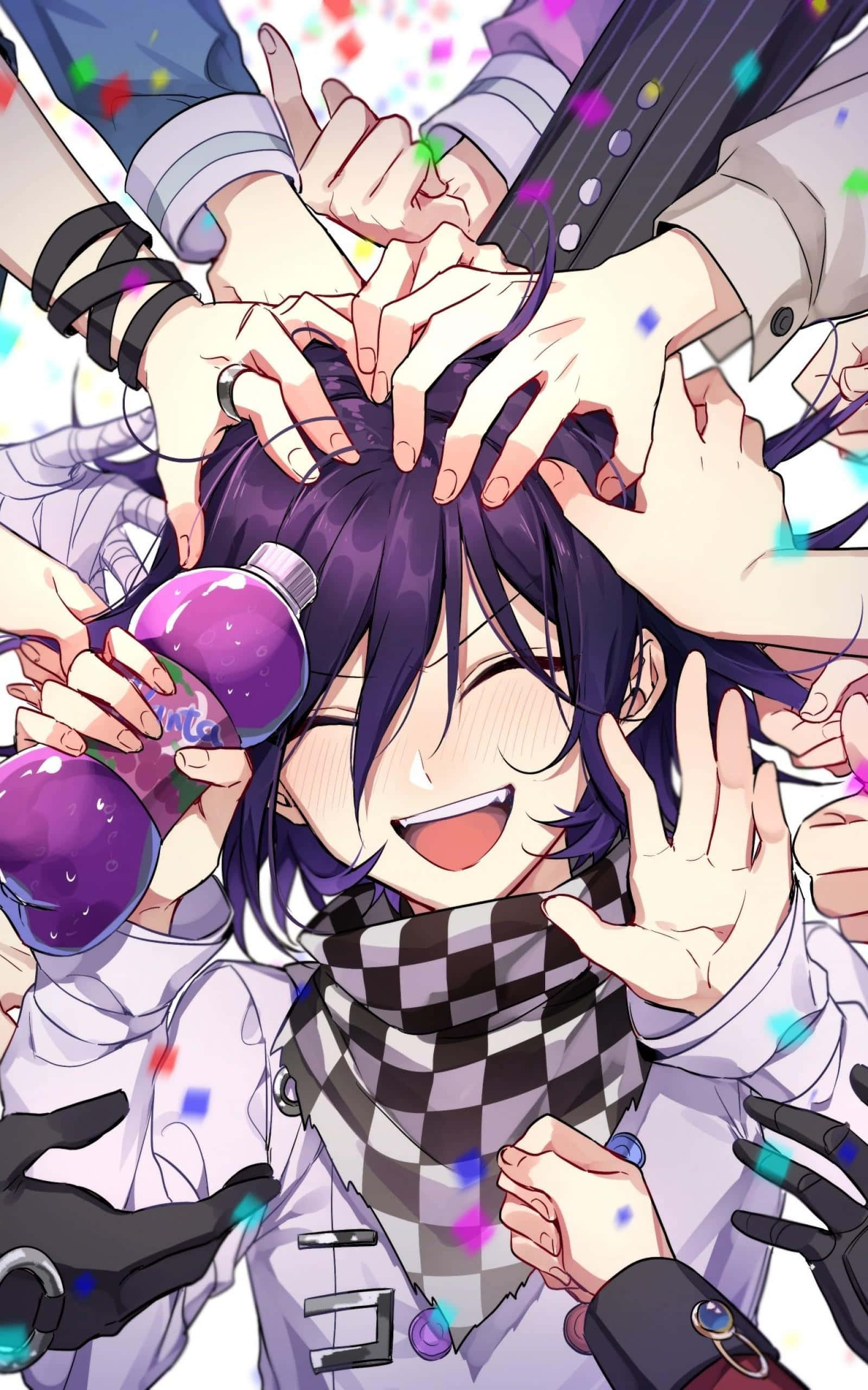 Kokichi Ouma 桌布 壁紙 — 一個快樂的動漫角色，紫色頭髮，在充滿五彩紙屑的慶祝時刻中被多隻手包圍，大笑著。