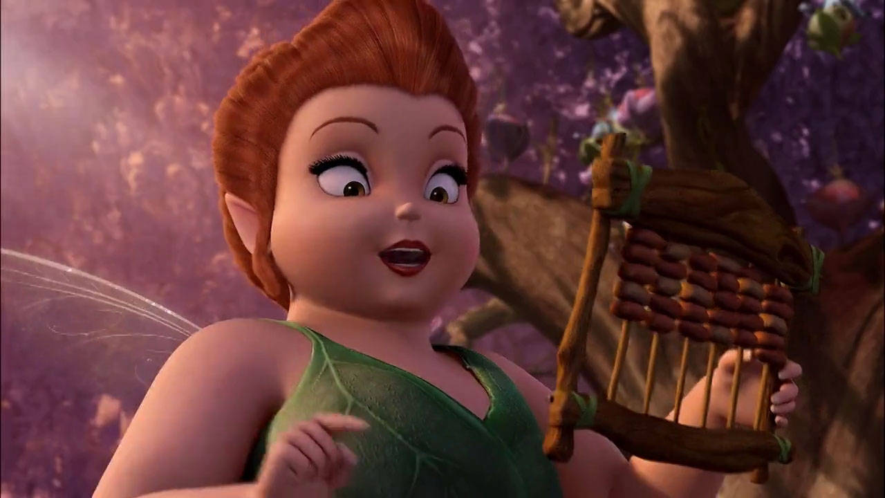 Tinker Bell 桌布 壁紙 — 一個快樂的動畫仙子，紅頭髮，穿著樹葉裙，在魔法森林中拿著一張小木椅。